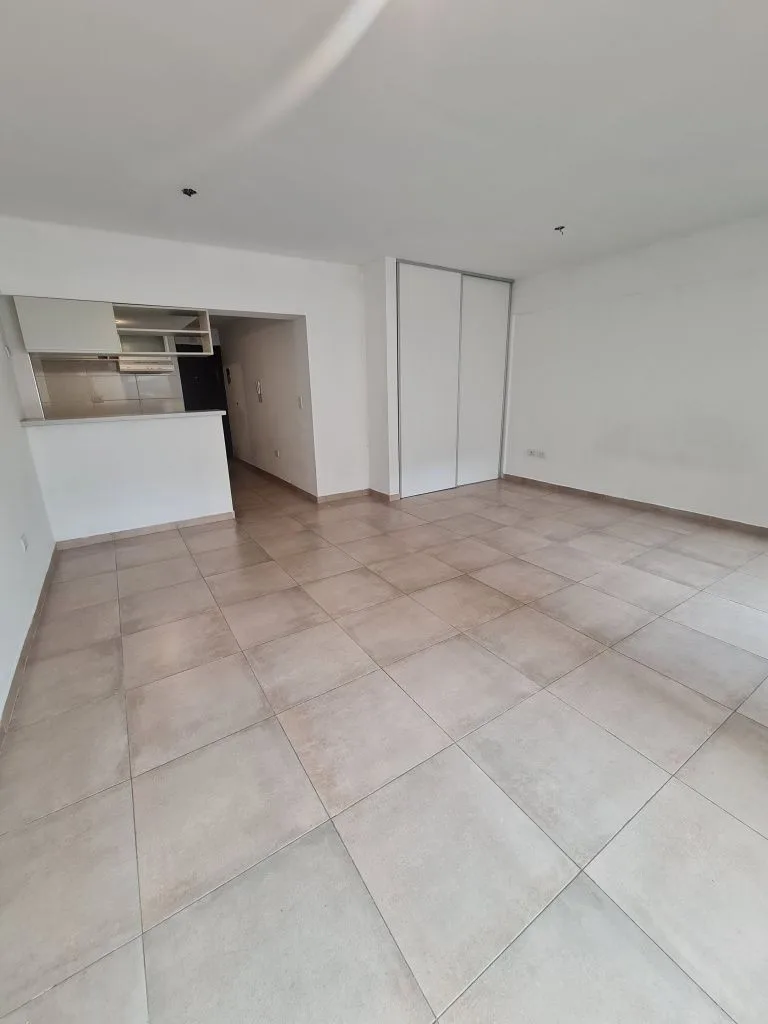 Departamento de 2 ambientes con balcón y cochera en Parque Patricios