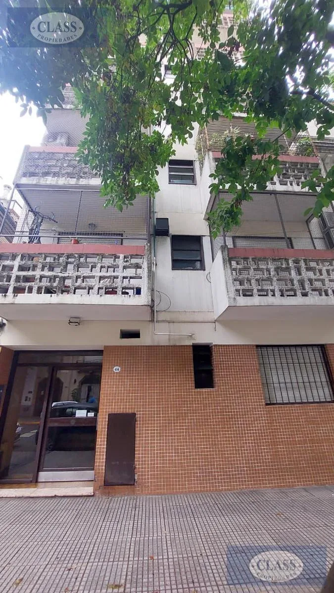 Semipiso monoambiente con balcón al frente en Caballito