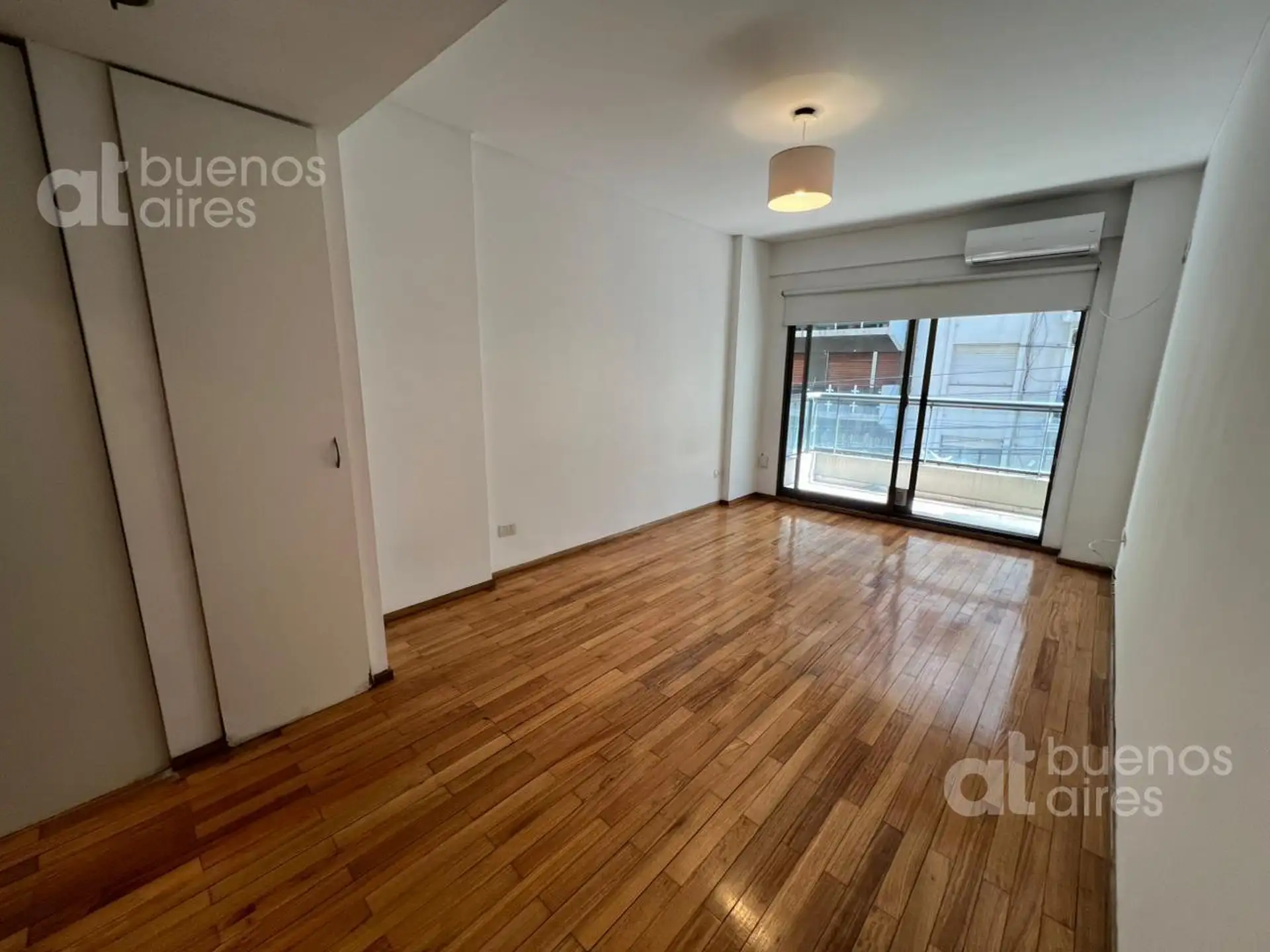 Studio apartment with front balcony in Recoleta