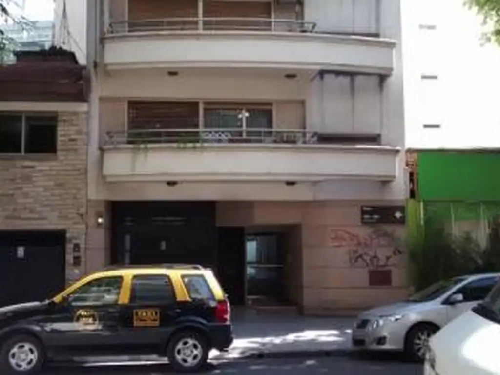 Frente con balcón y terraza
