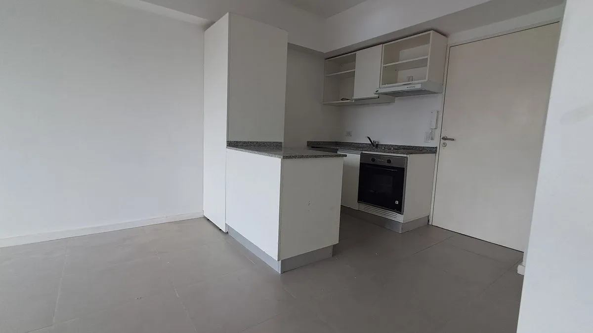 Apartamento de dois ambientes com 1 suíte e varanda em Flores