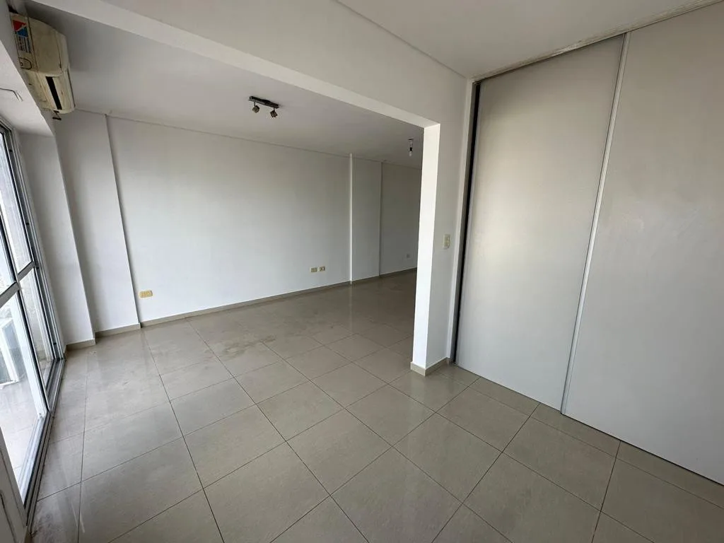 Departamento monoambiente divisible al frente con balcón en Flores