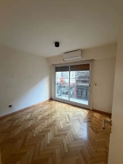 Apartamento de dois ambientes com 1 quarto e varanda em Monserrat