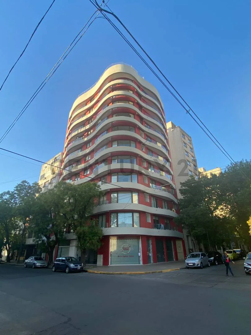 Apartamento de 1 quarto com varanda e vaga coberta em La Plata