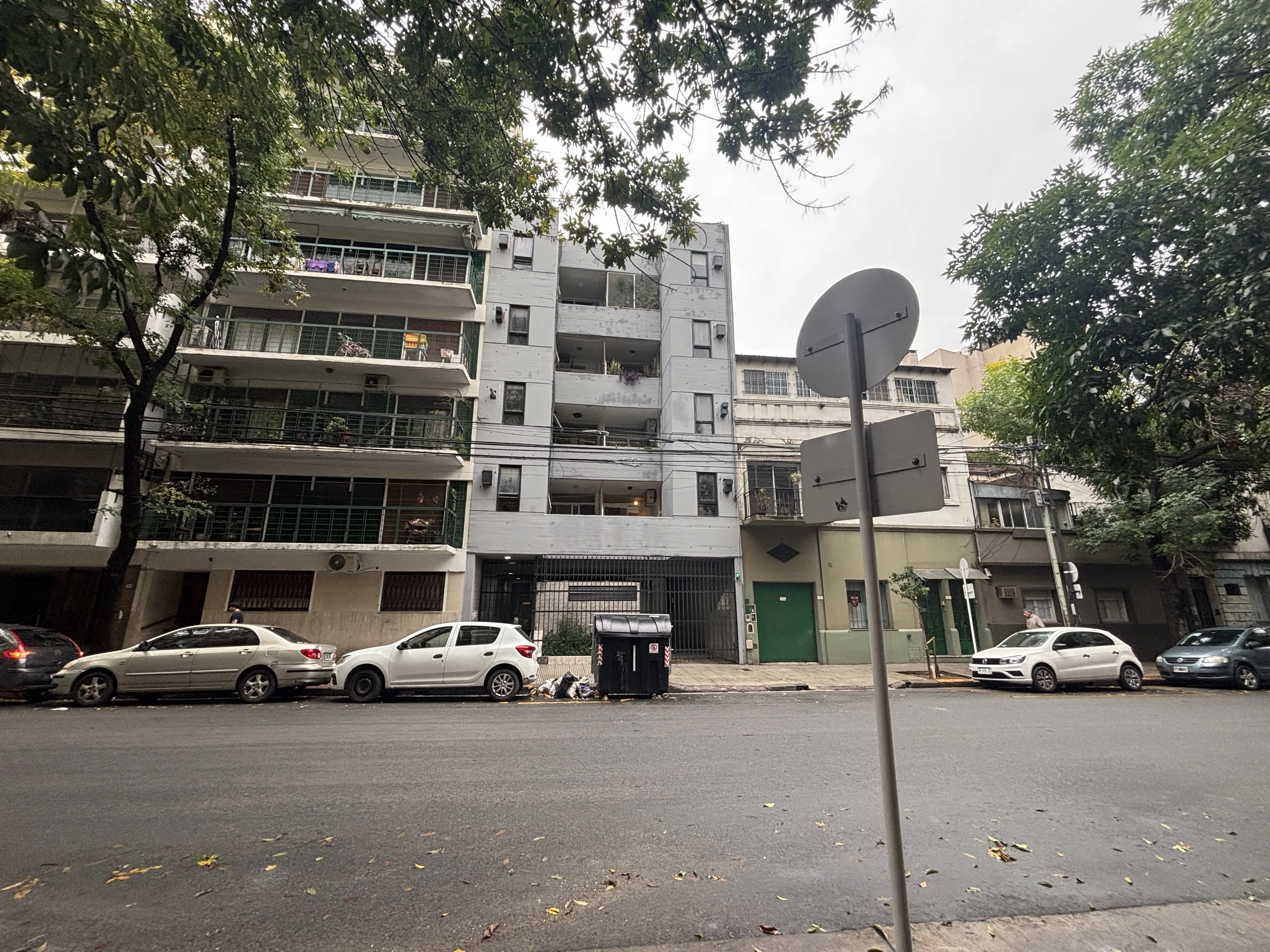 Kitnet de frente com varanda em Caballito