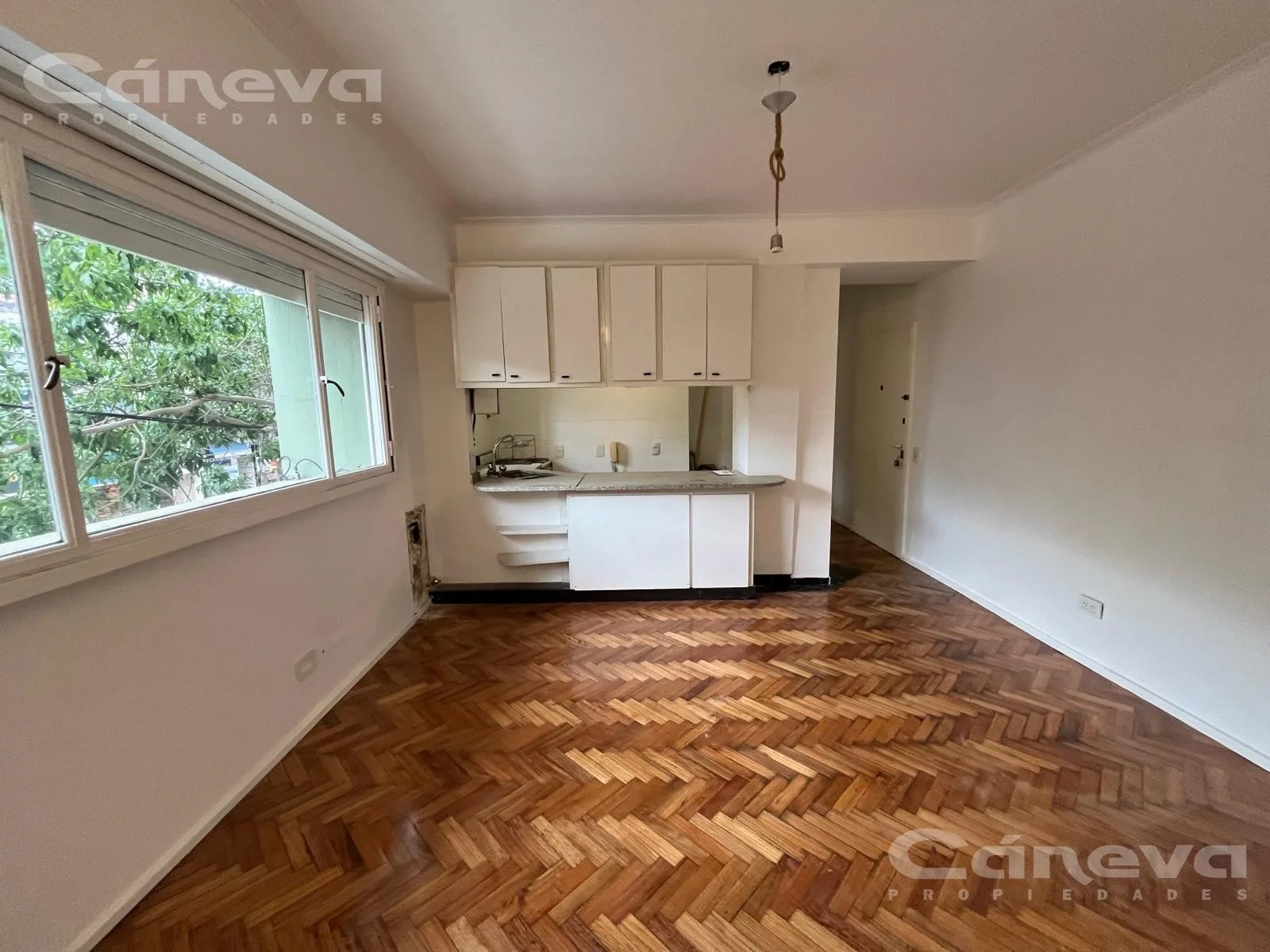 Kitnet de dois ambientes no centro comercial de Martínez