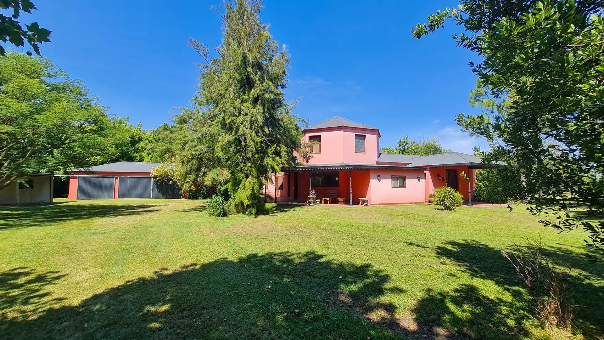 Five-bedroom house in Loma Escondida (Open Door)