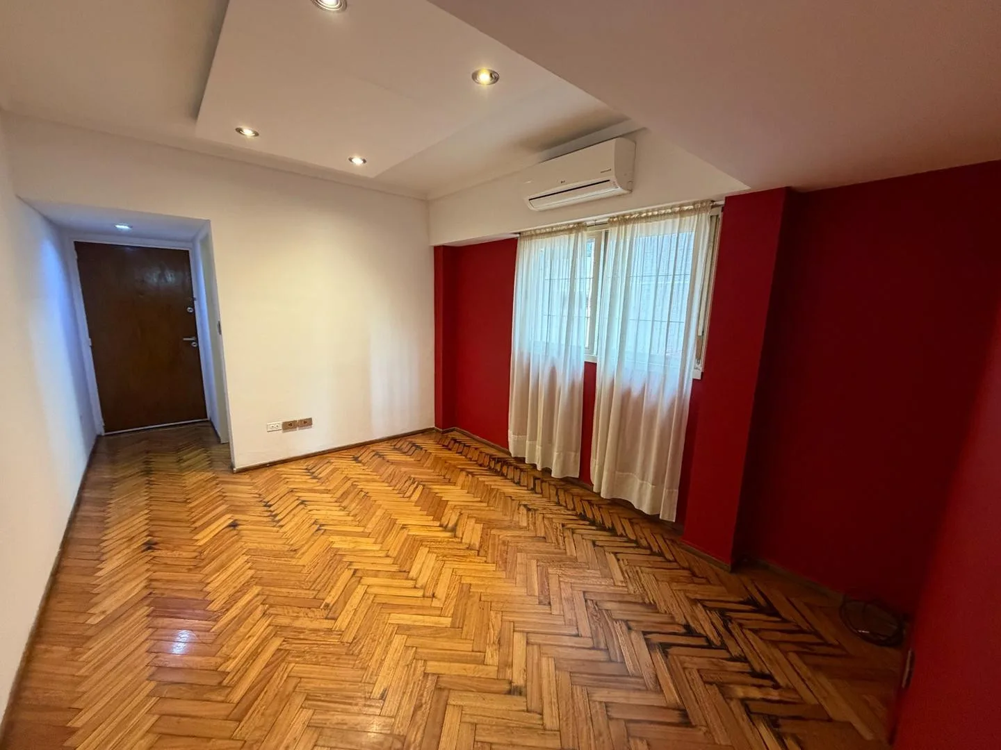 Apartamento térreo de dois ambientes com frente em Saavedra