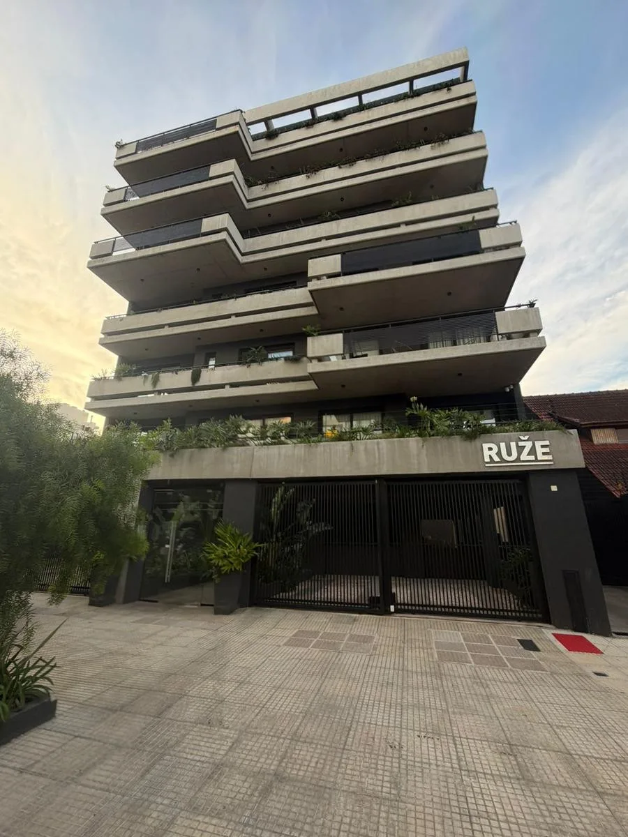 Apartamento de dois ambientes com 1 dormitório e vaga coberta em Ituzaingó