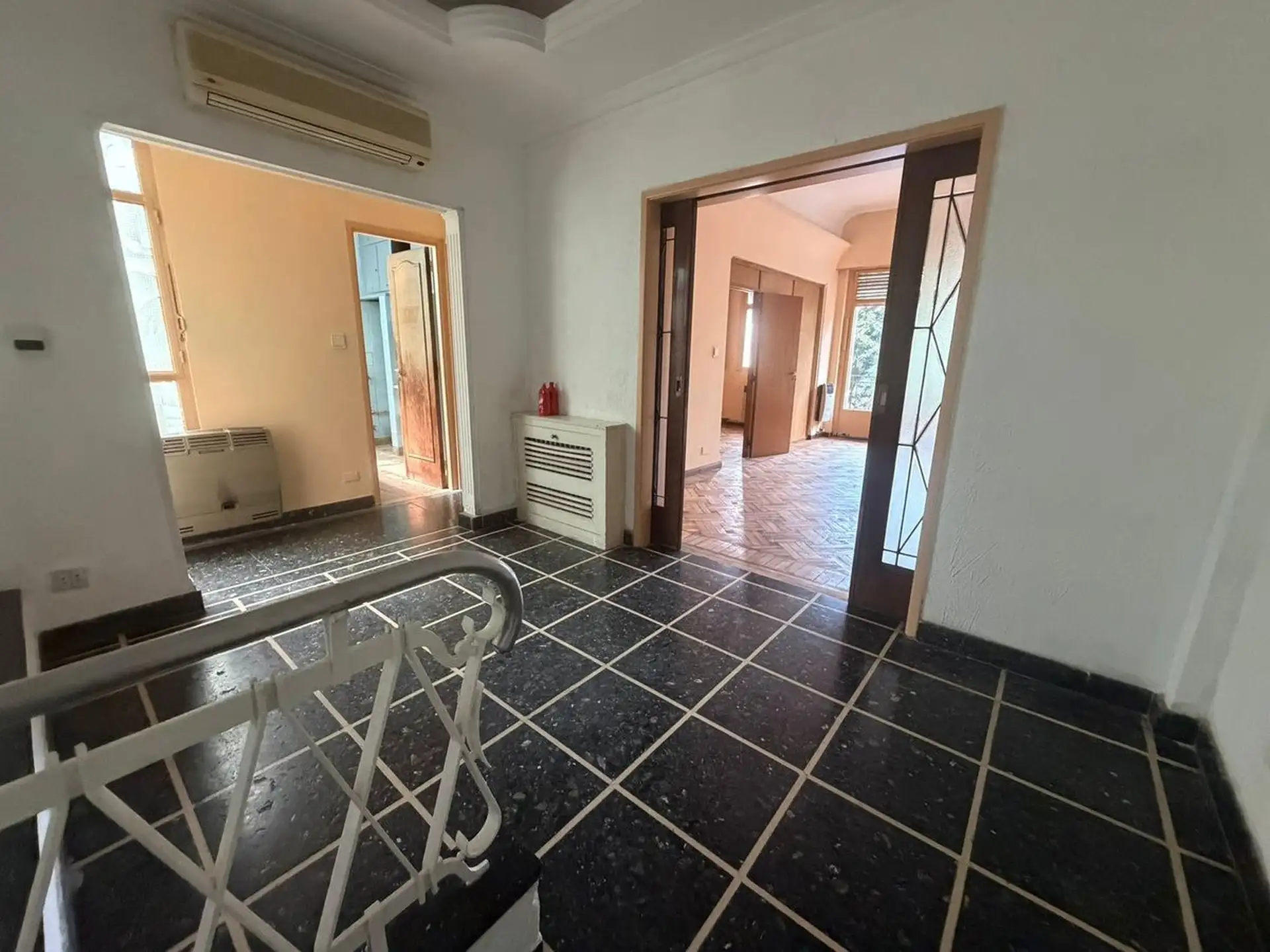 Four-bedroom apartment with balcony in La Paternal
