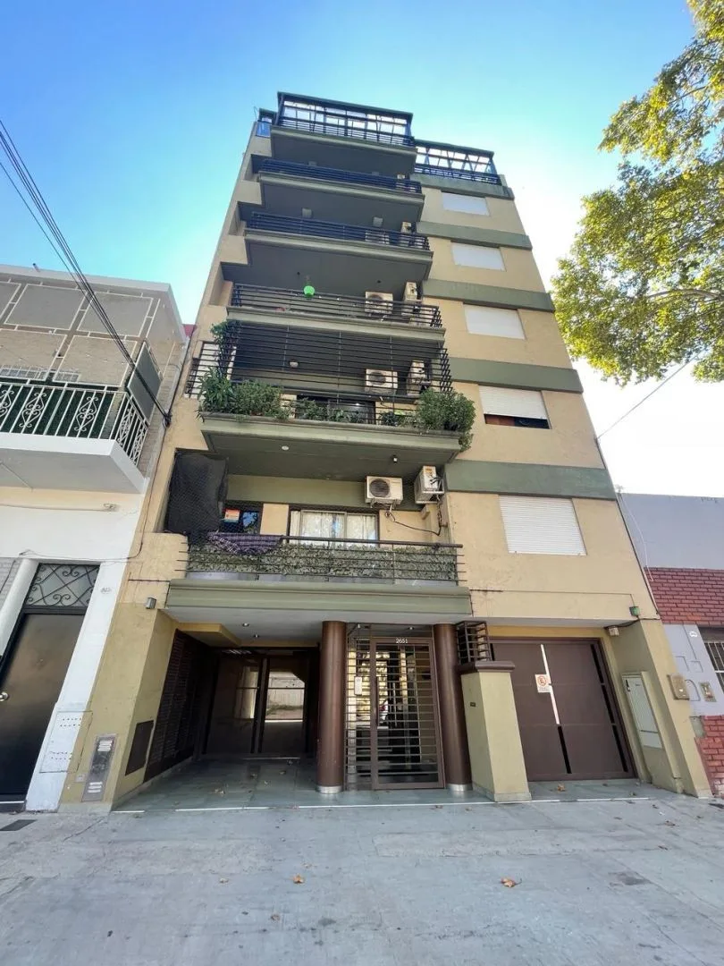 Departamento de 2 ambientes al frente en Parque Chas