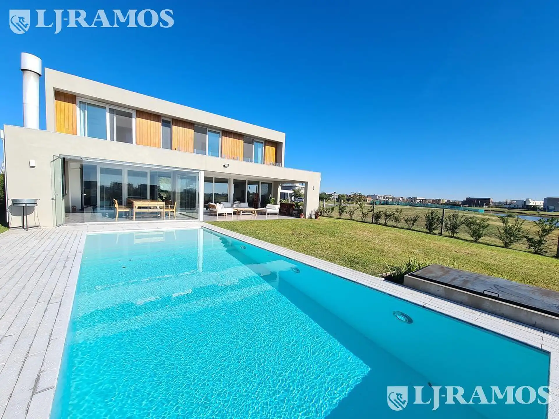 Four-bedroom house overlooking the golf course and lagoon in Escobar