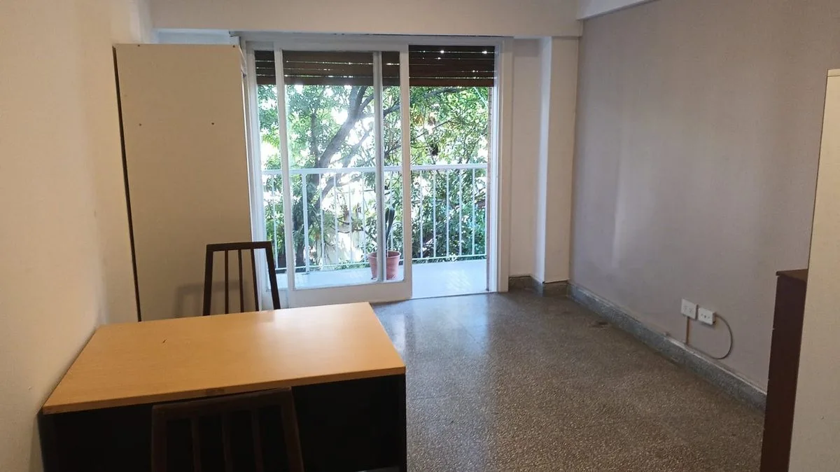 Kitnet de um ambiente no 3º andar de frente para a rua em Balvanera