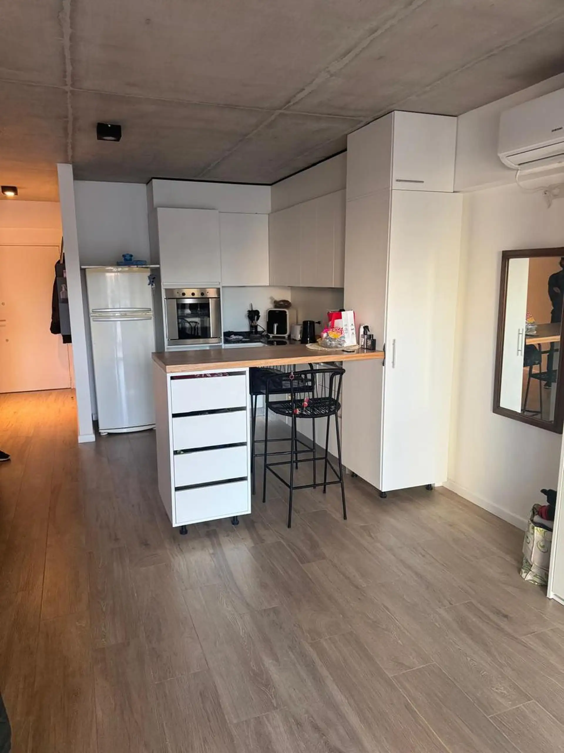 Monoambiente con balcón y parrilla en Belgrano C