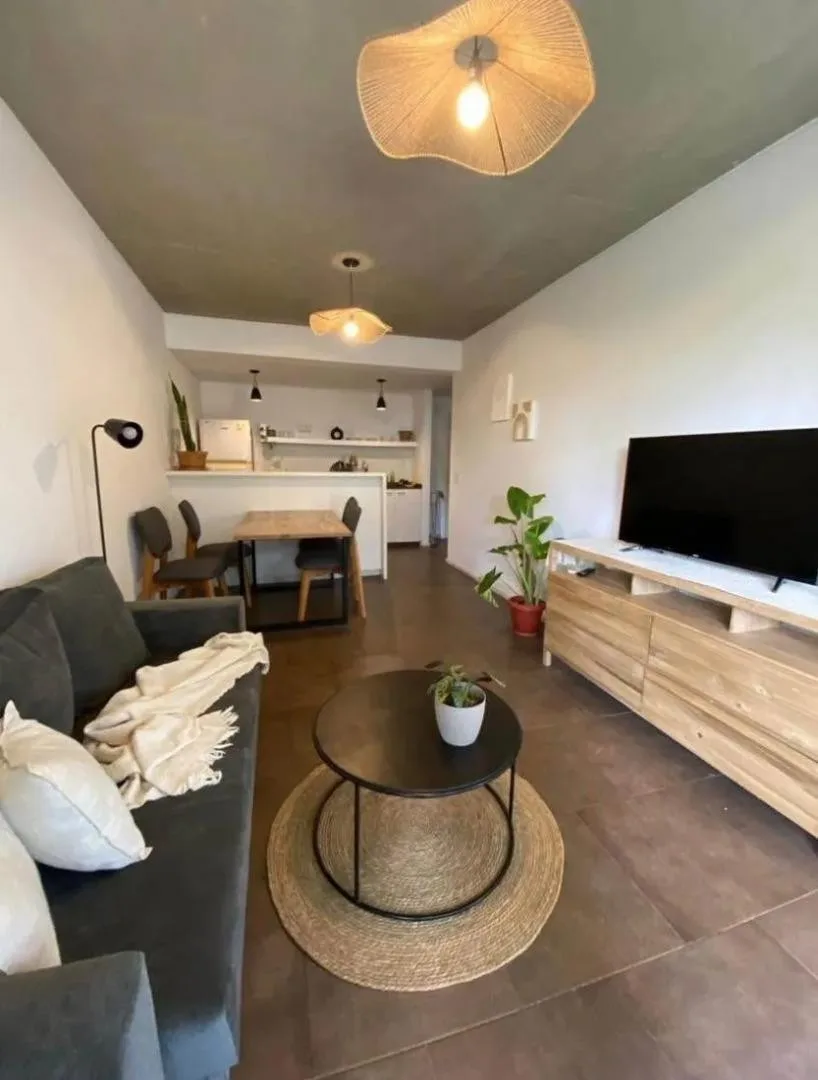 Apartamento de dois ambientes mobiliado em Saavedra