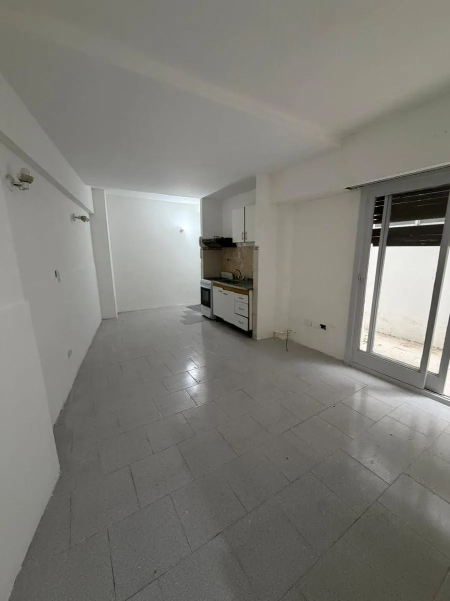 Monoambiente con patio en planta baja en Parque Chacabuco