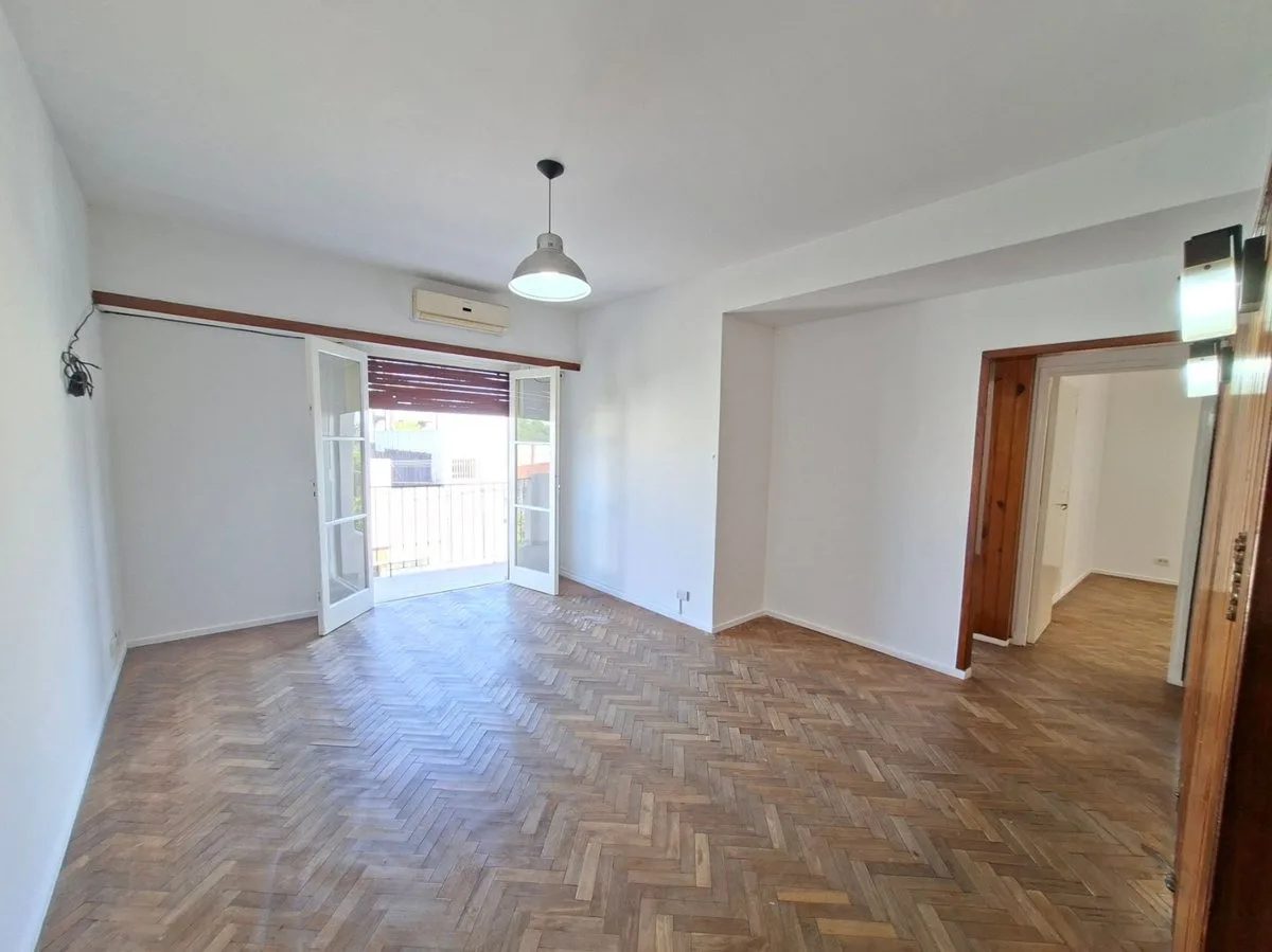 Apartamento de três ambientes com 2 dormitórios e varanda em Mataderos