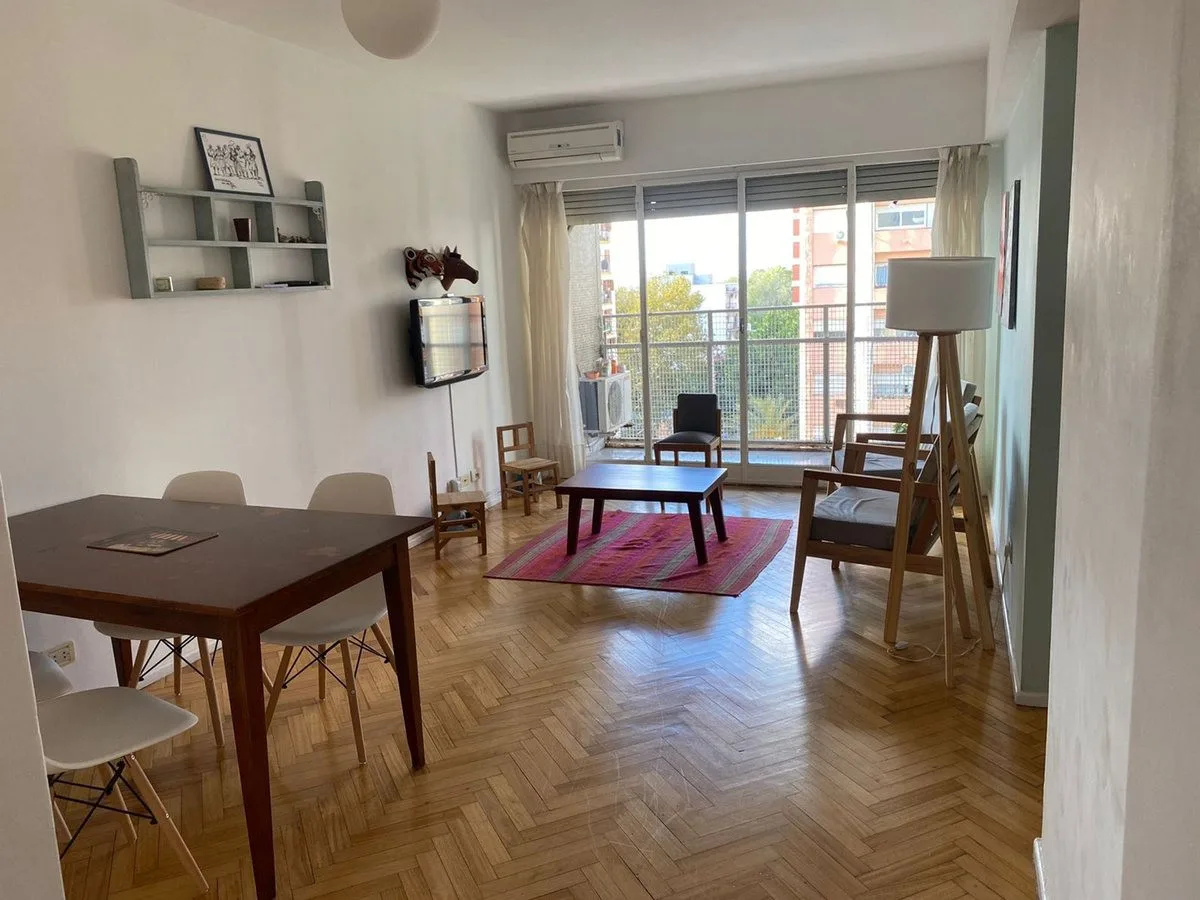 Apartamento mobiliado de três ambientes com varanda em Vicente López