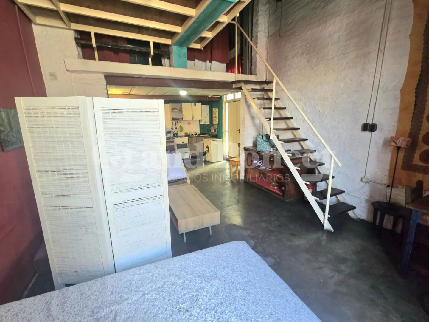 Loft amoblado de 2 dormitorios con balcón en San Telmo