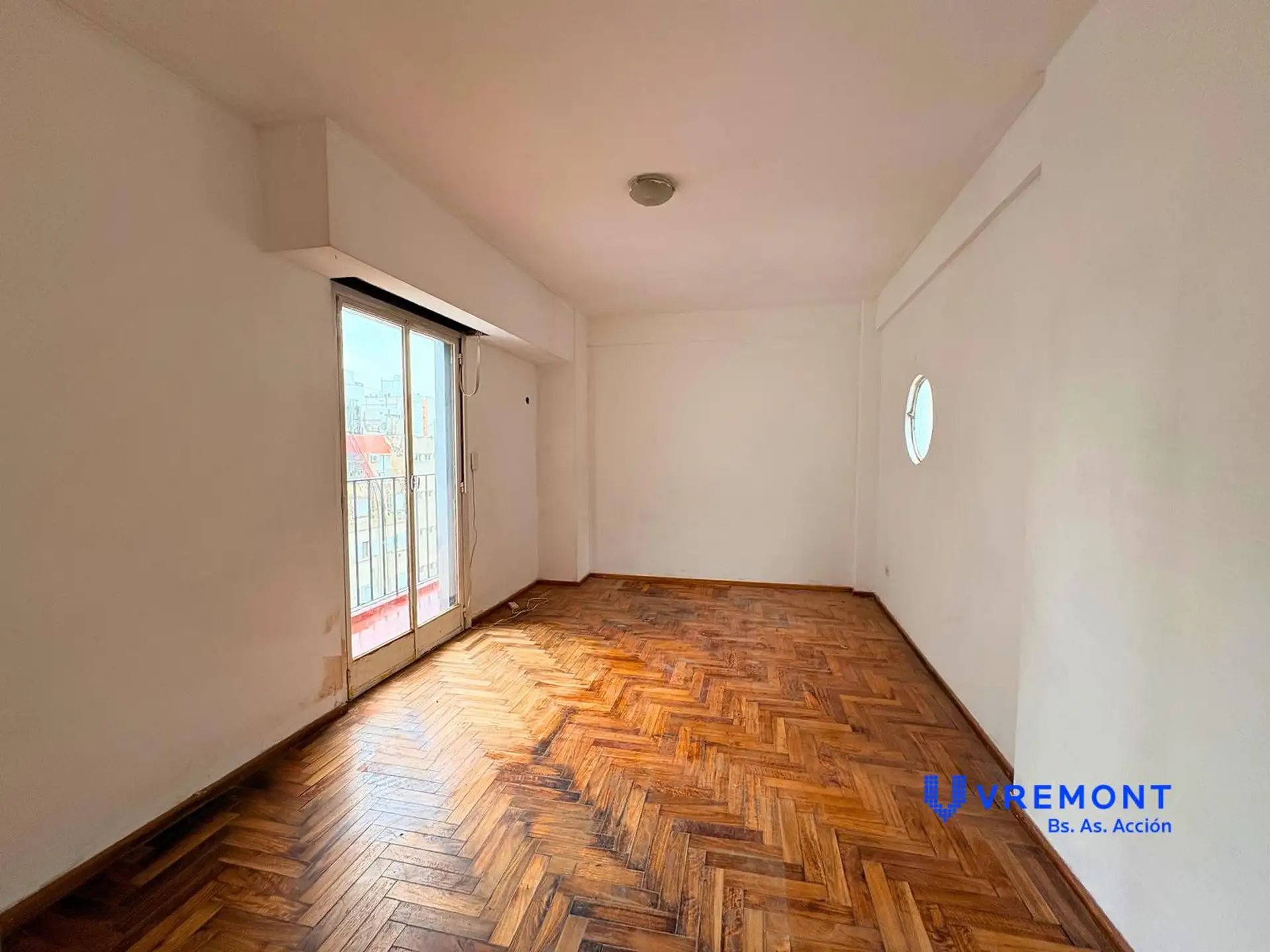 Monoambiente con balcón en Balvanera