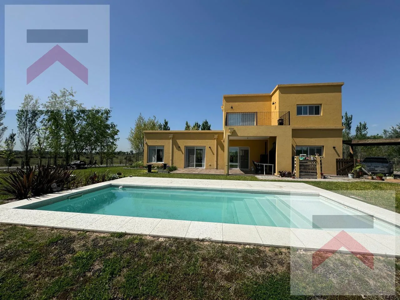 Three-bedroom house with lake views in Campana gated community