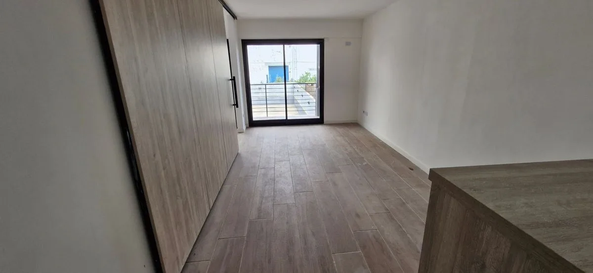 Apartamento de dois ambientes novo com vaga e varanda em Santos Lugares, Tres de Febrero