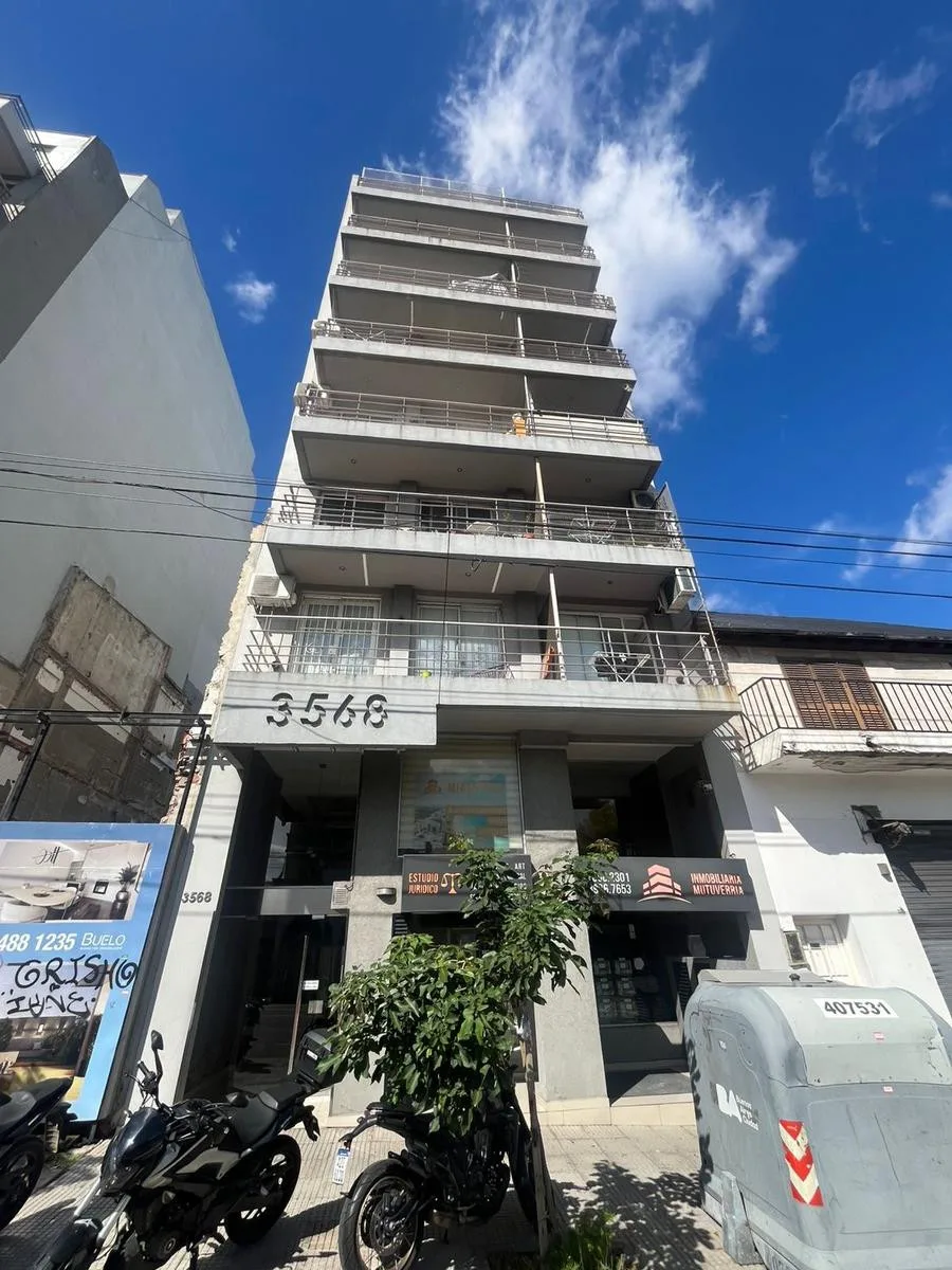 Departamento de 3 ambientes en Floresta, contrafrente con balcón terraza