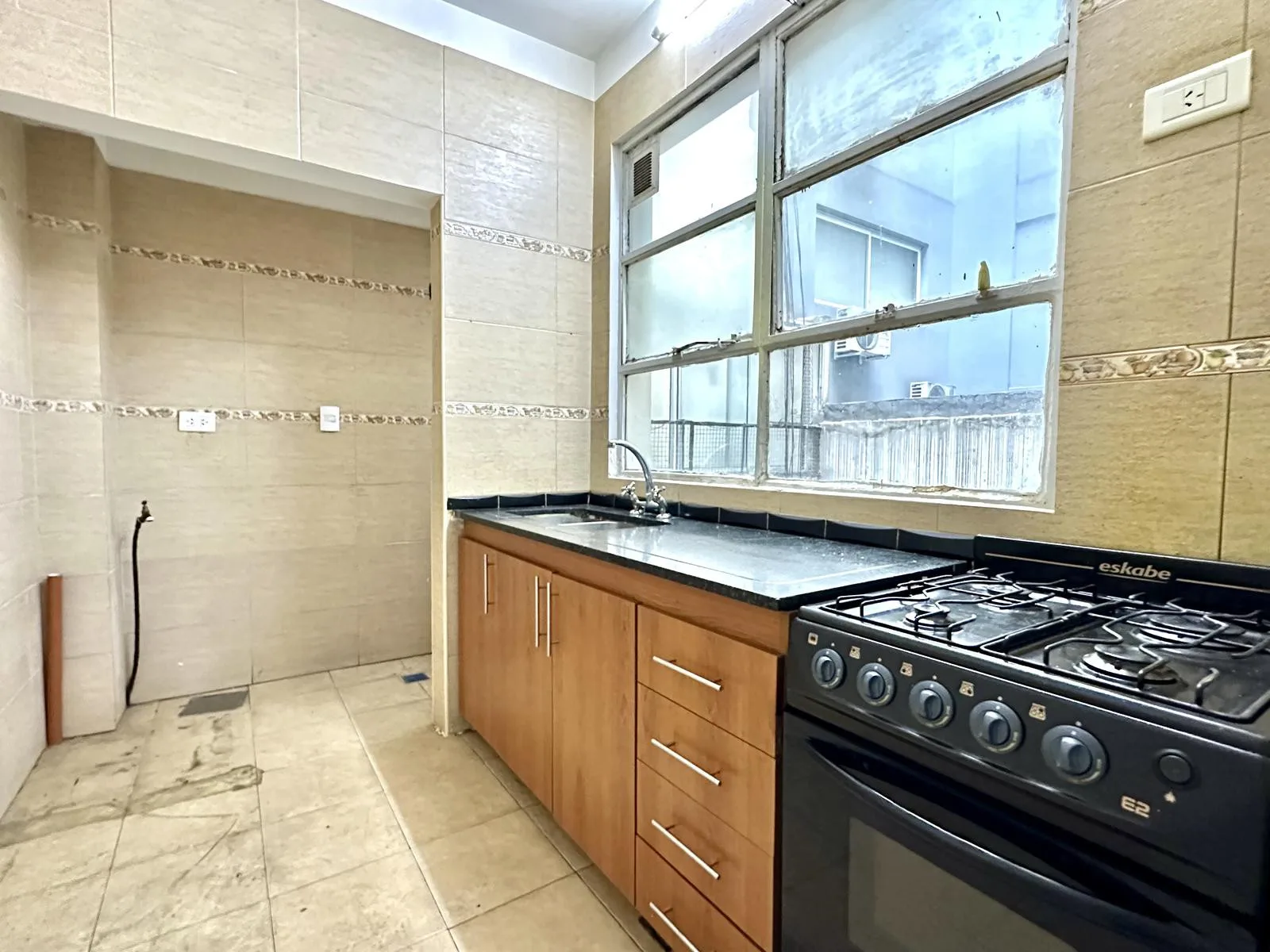 Apartamento de três ambientes com 2 dormitórios para alugar em Barracas