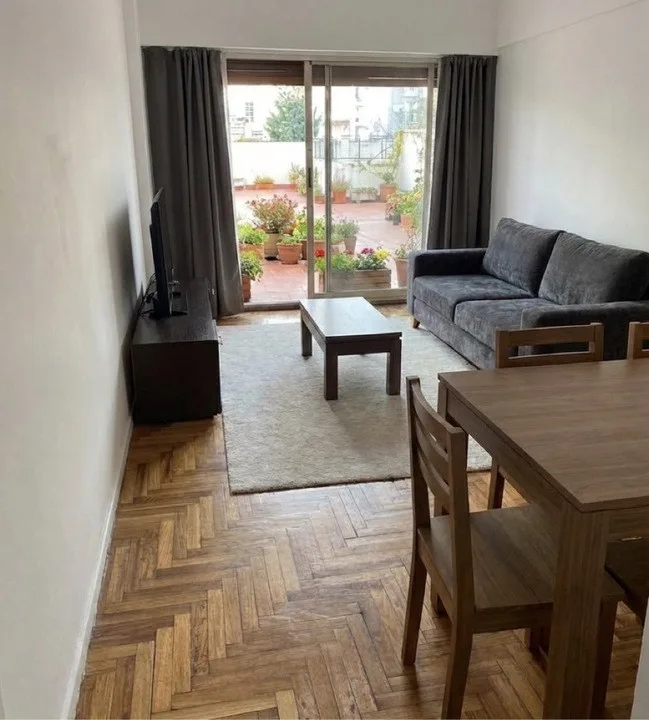 Furnished three-room apartment with private 130 m² patio in Almagro