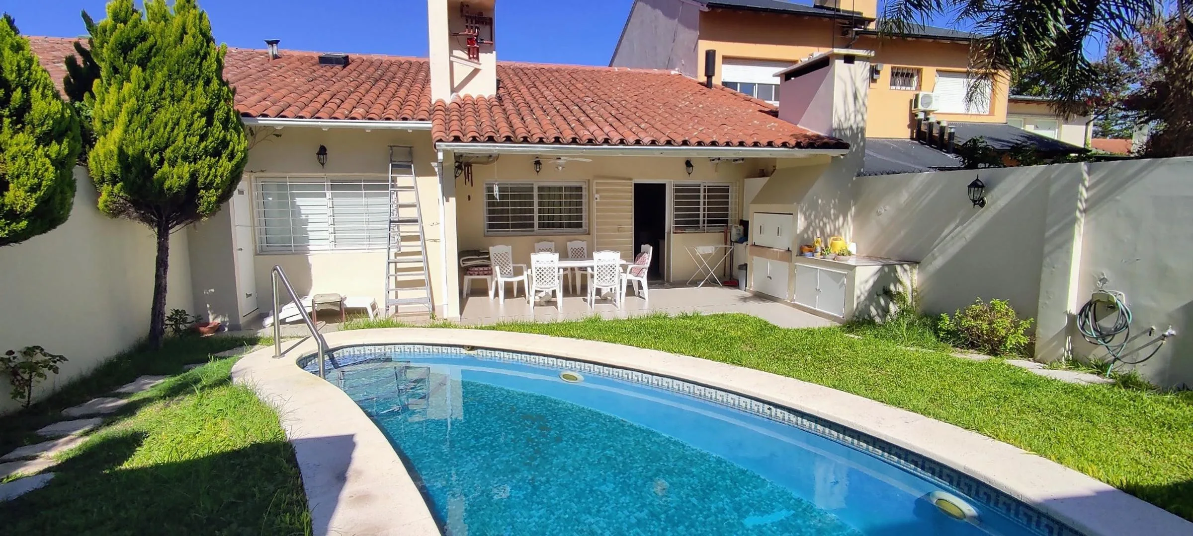 Casa mobiliada de 3 dormitórios para aluguel anual em Olivos