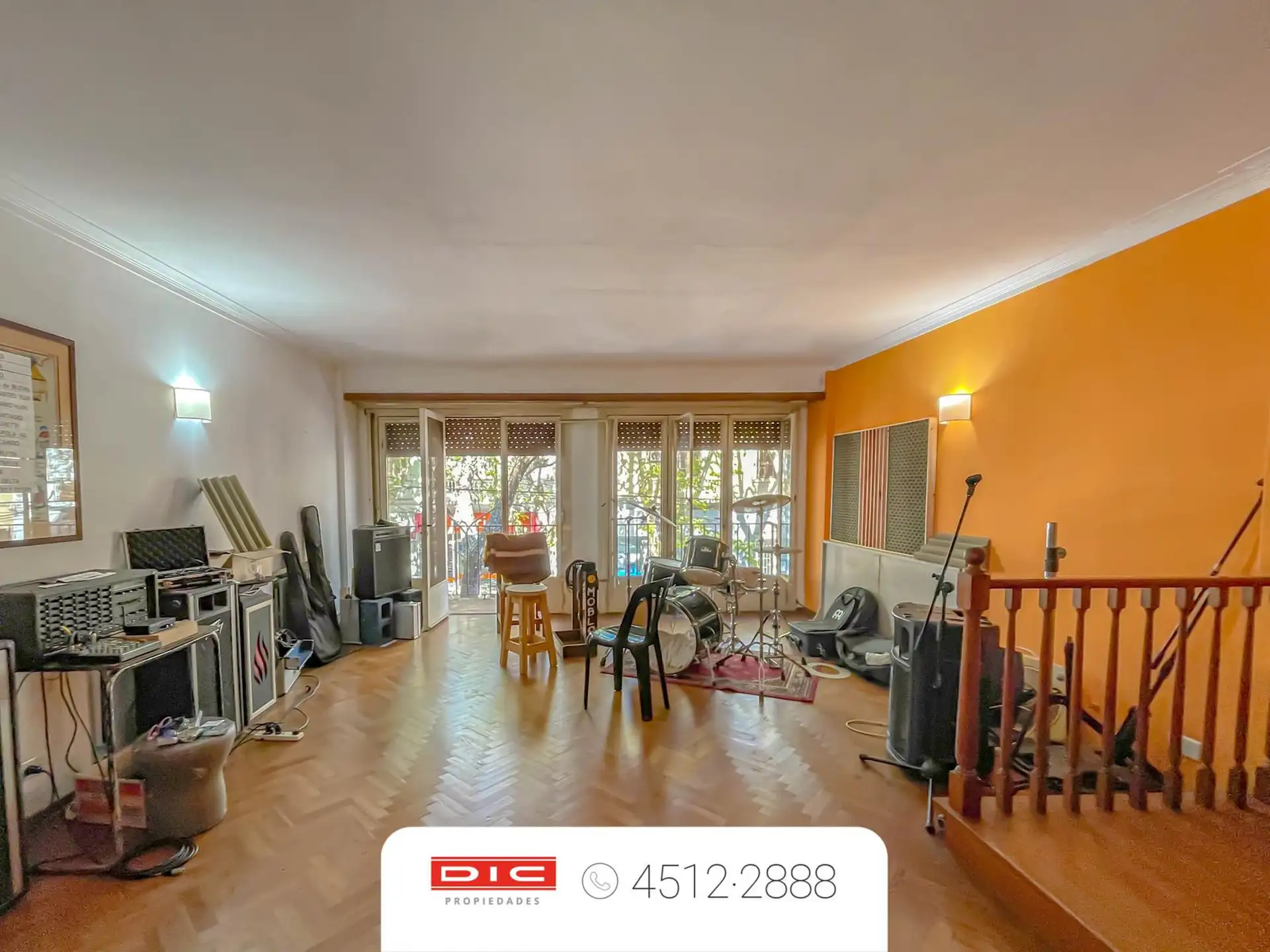 Casa com 3 dormitórios em Martínez, acesso independente sobre a rua Alvear