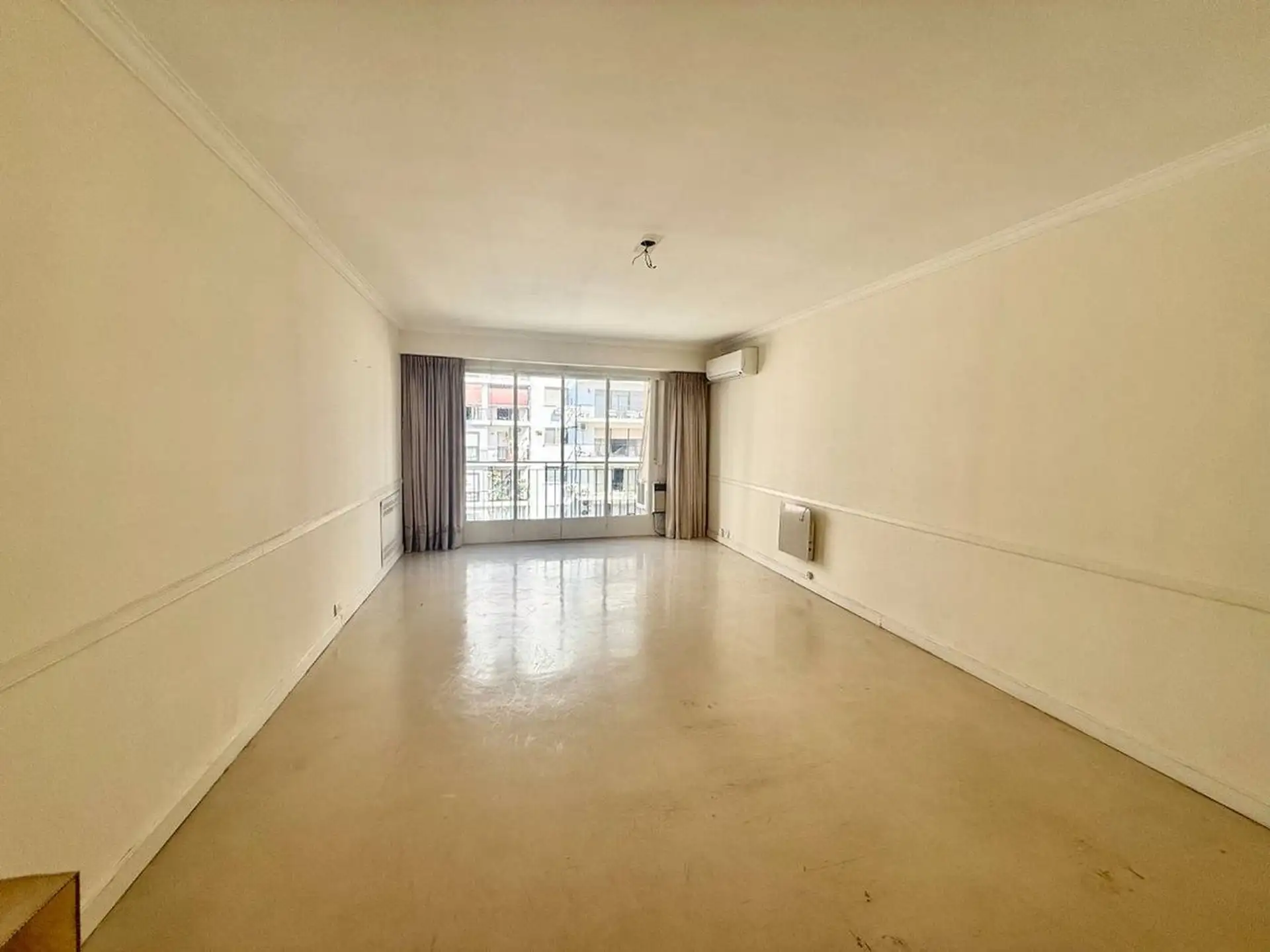 Four-bedroom apartment with service room in Recoleta