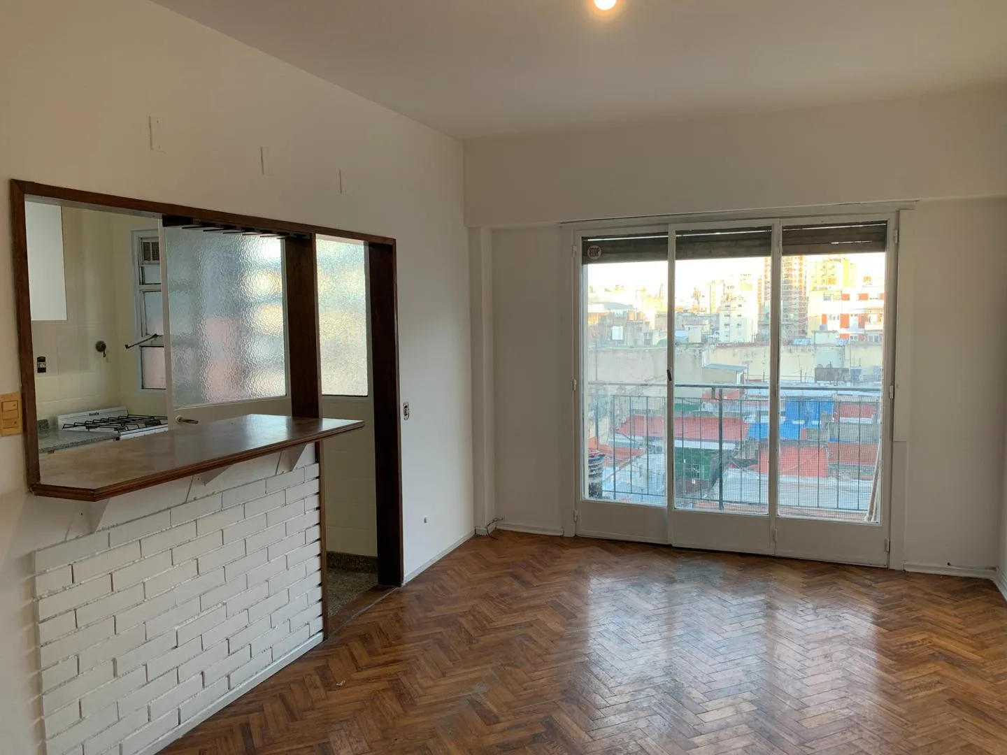 Apartamento de dois ambientes de frente com varanda em Monserrat