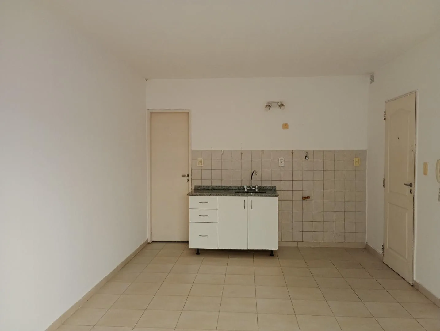 Monoambiente en planta baja con patio en Morón