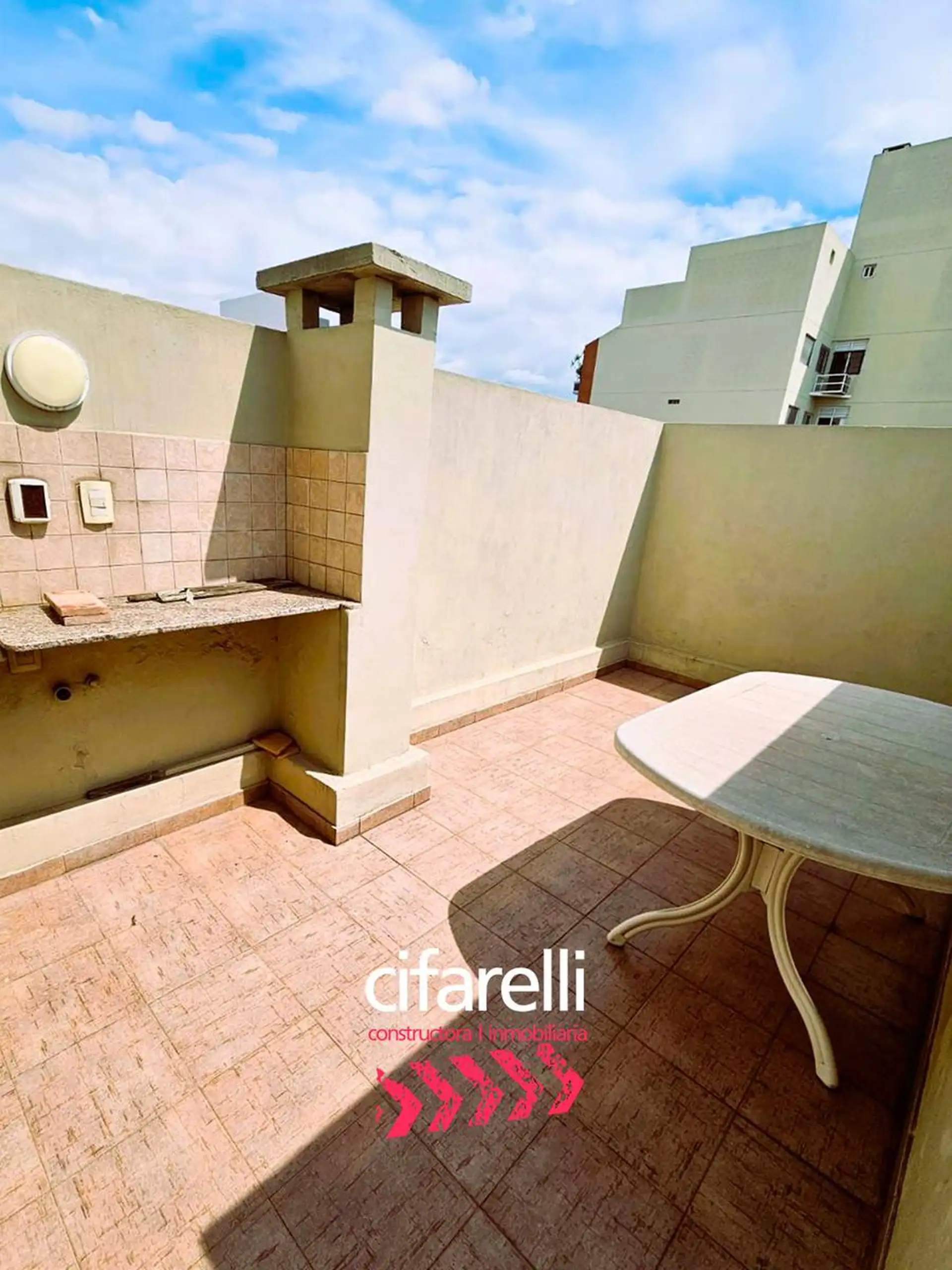 Apartamento de dois ambientes com varanda e terraço privativo em Mataderos