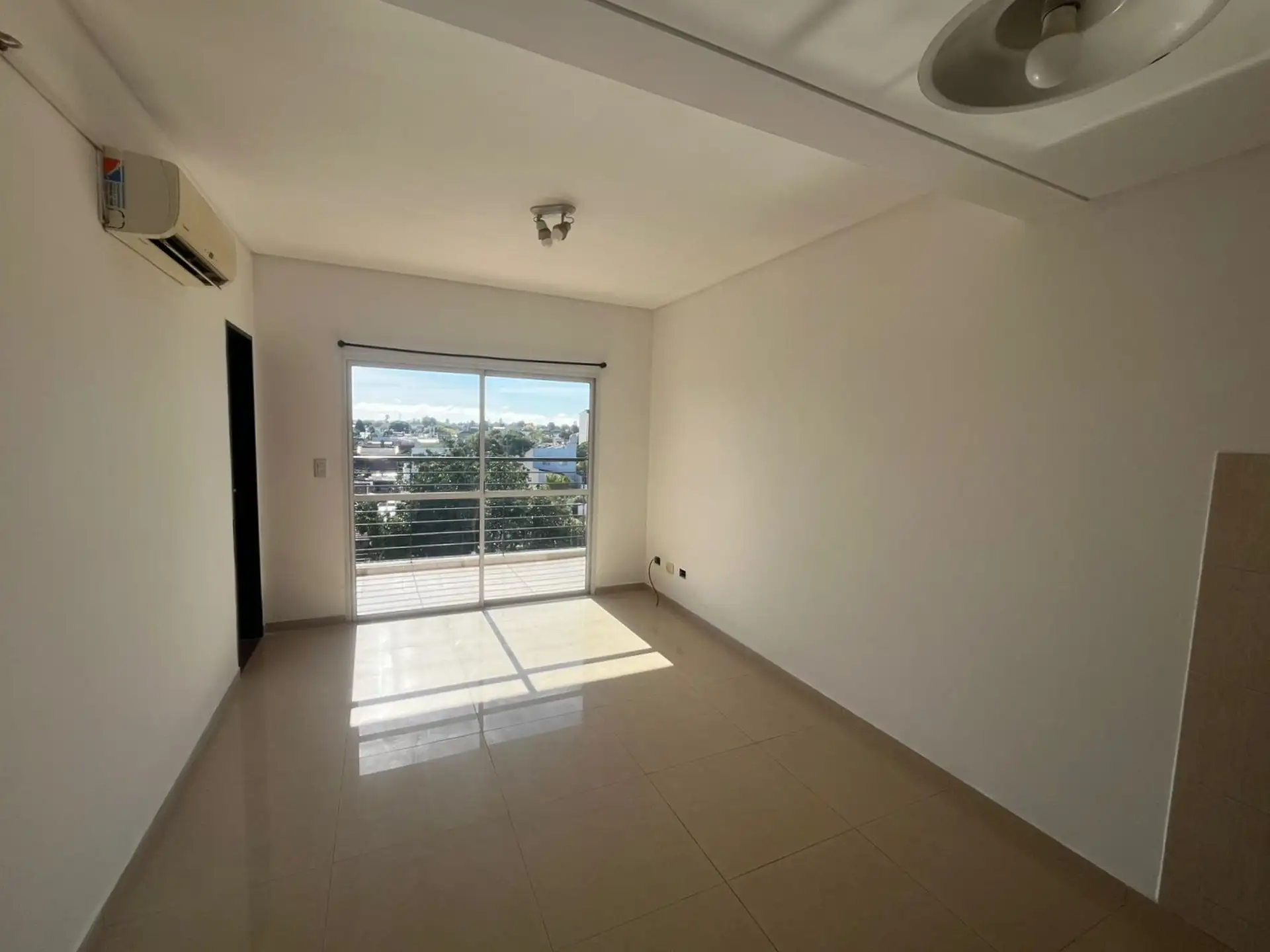Apartamento de dois ambientes com 1 dormitório e vaga descoberta em Villa Ballester
