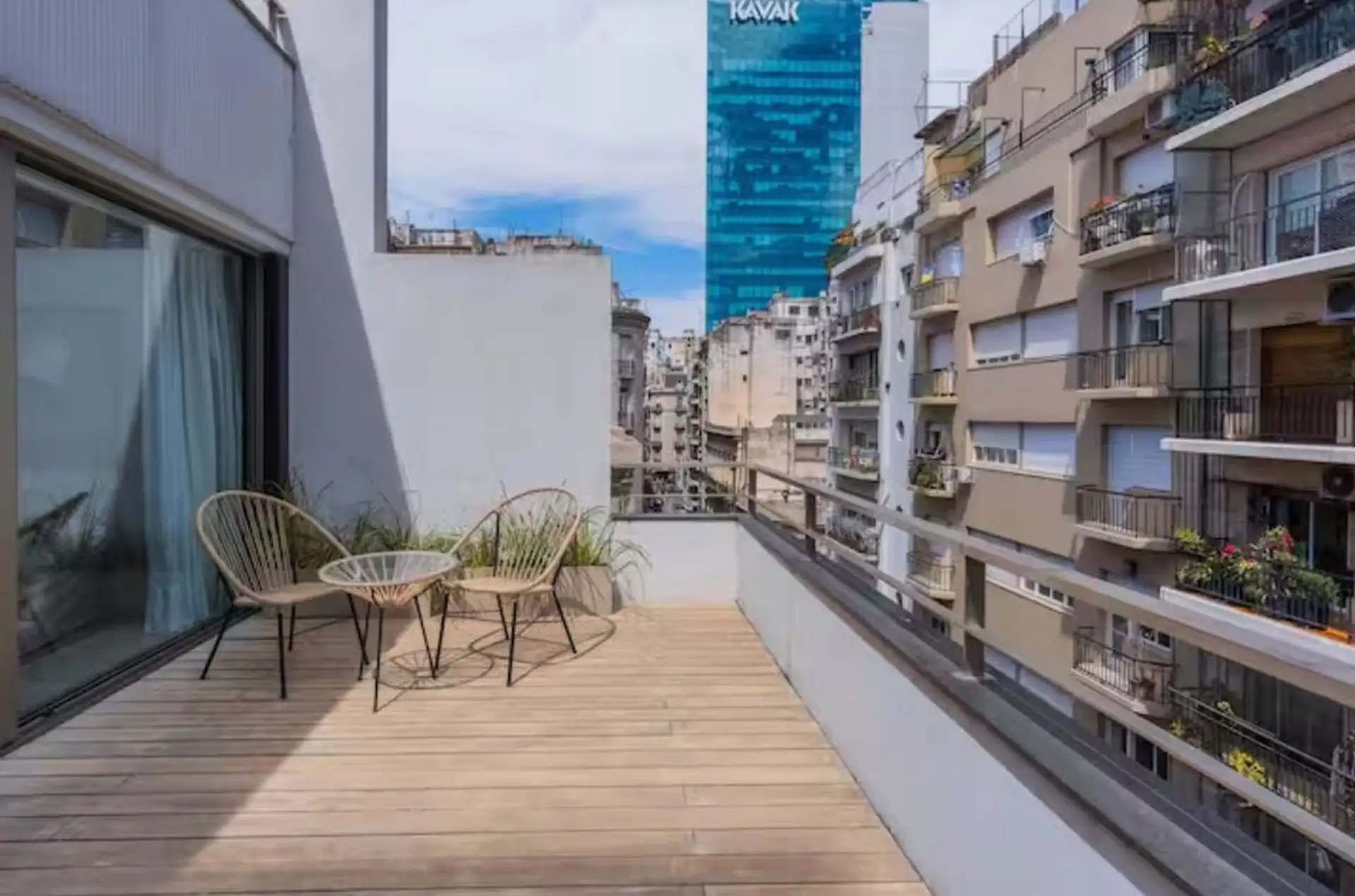 Monoambiente amoblado con balcón terraza en Retiro