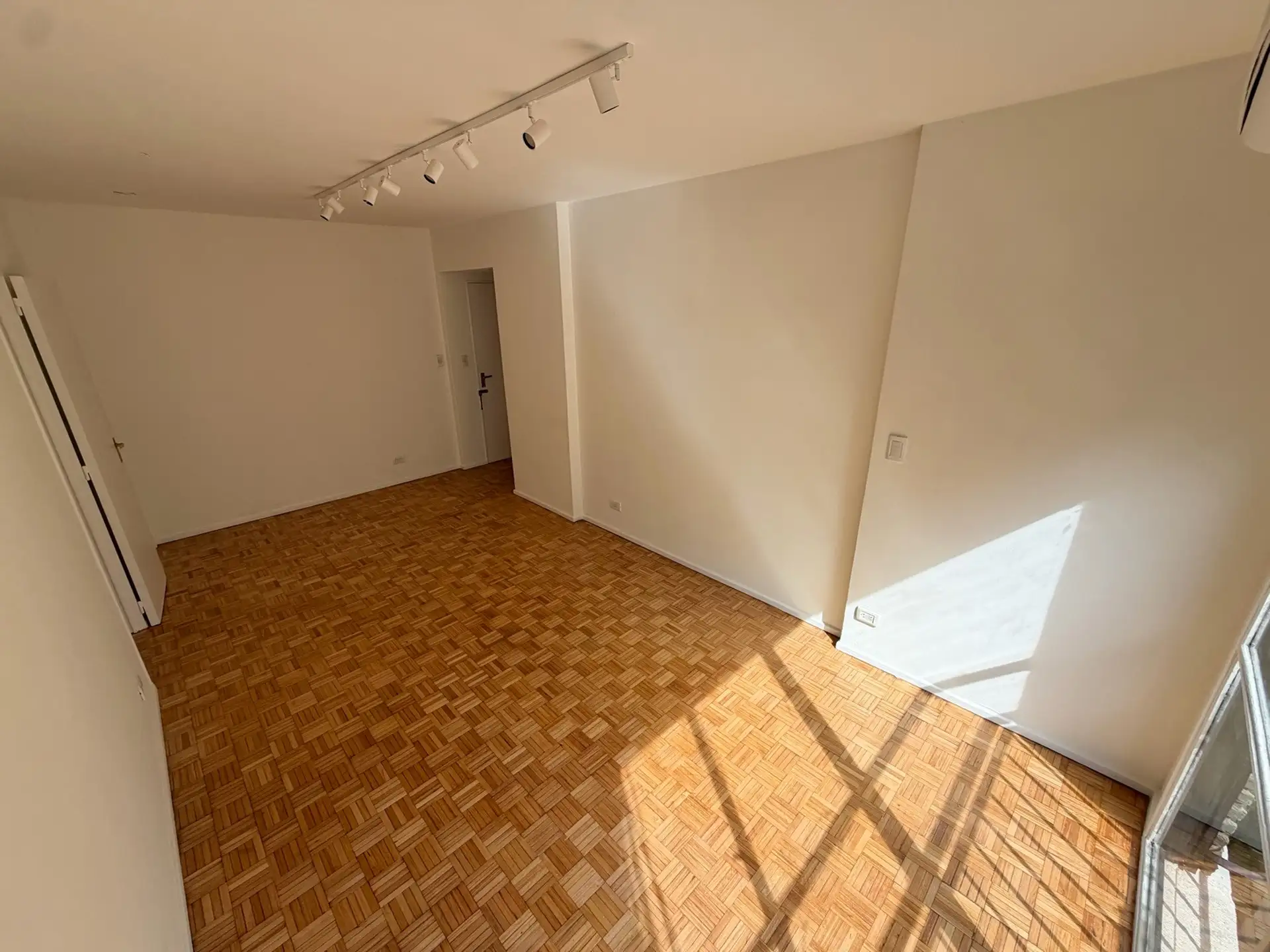 Трёхкомнатная квартира с комнатой для служебных нужд в Recoleta