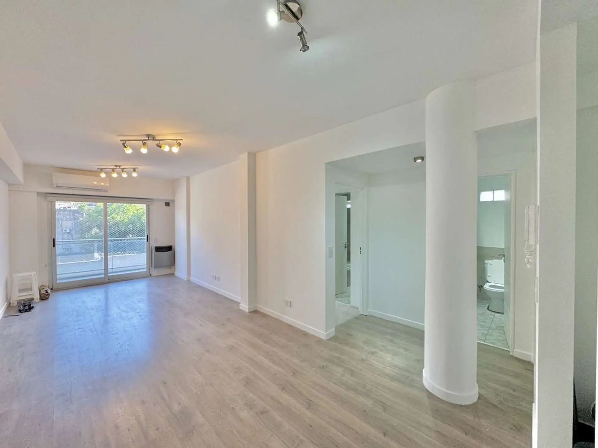 Departamento de 3 ambientes con balcón y cochera en Flores