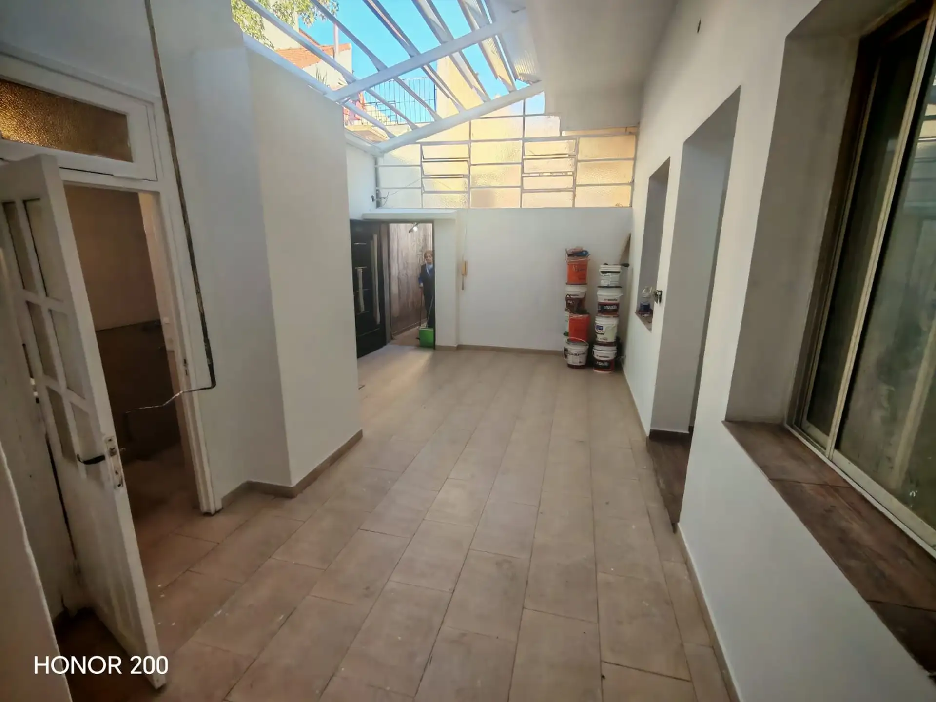 Departamento monoambiente en planta baja con patio cubierto en Parque Chacabuco