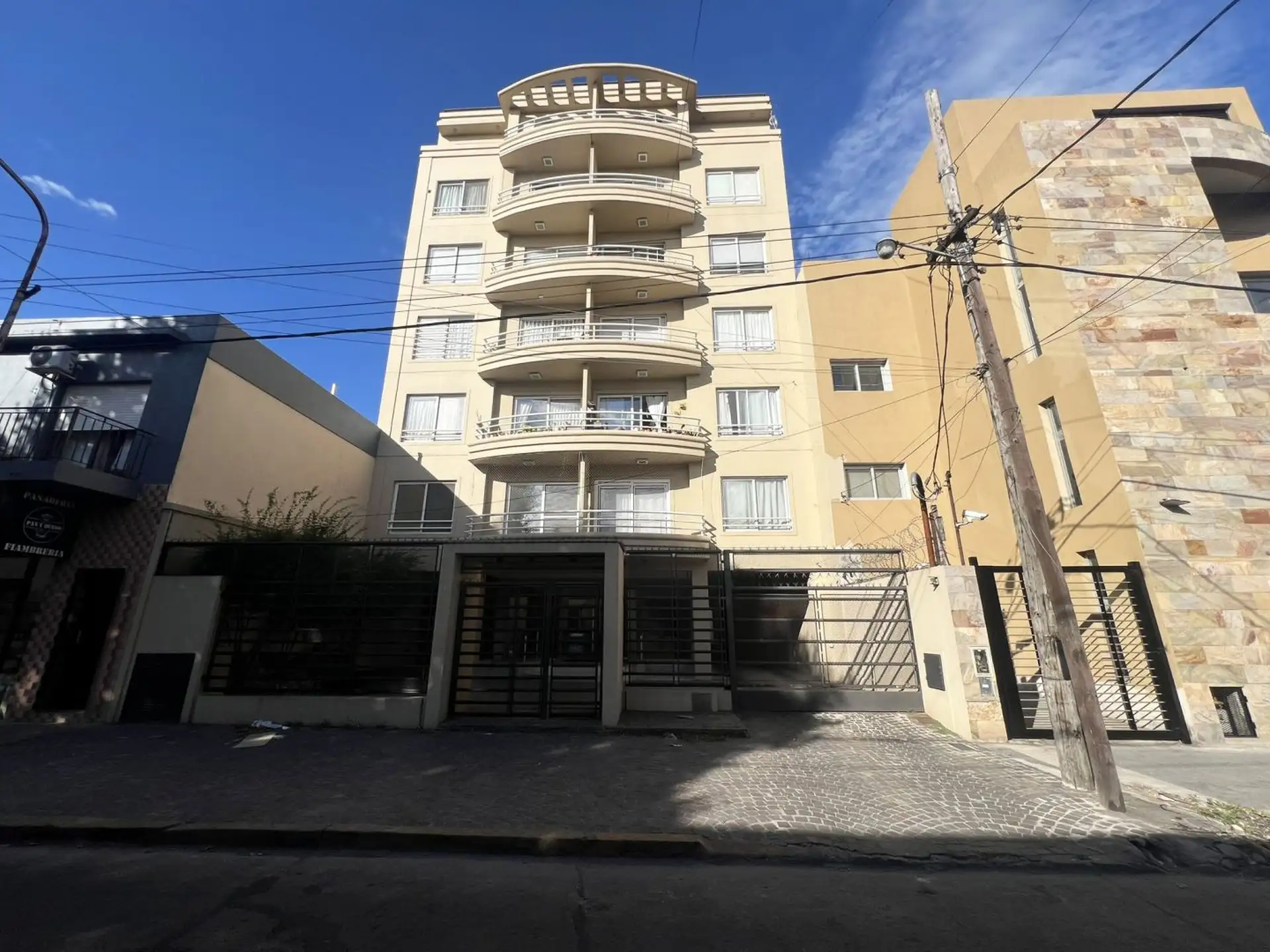 Departamento de 3 ambientes al frente en San Justo