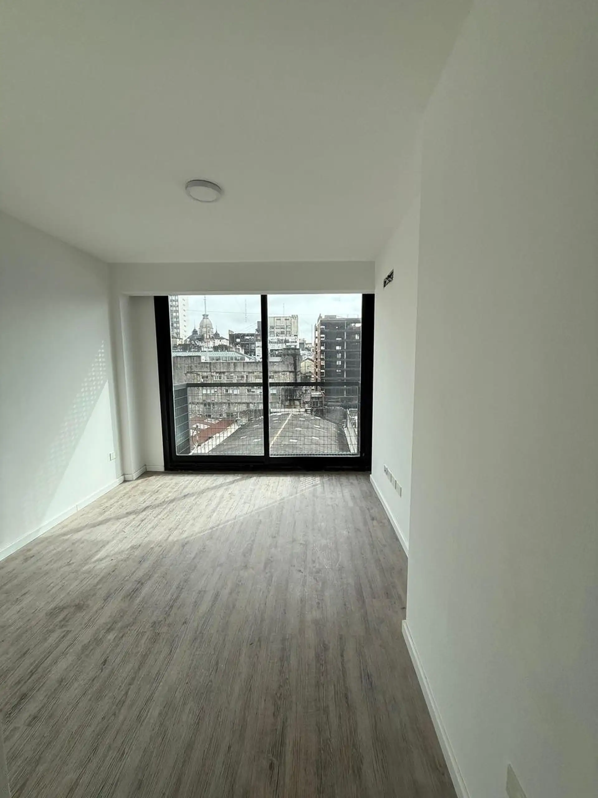 Новая квартира-студия с балконом в Monserrat