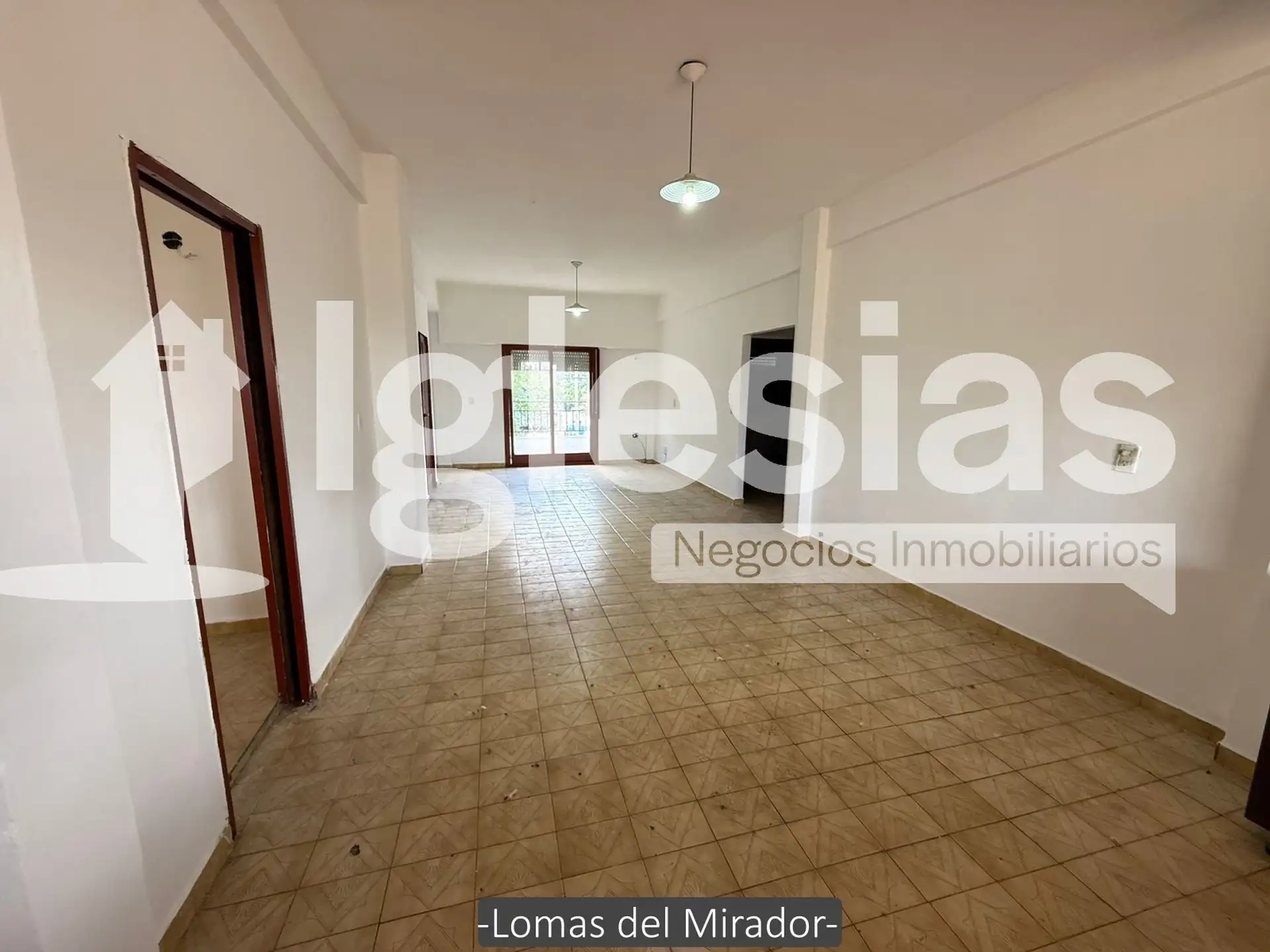 Departamento de 3 ambientes con patio en Lomas del Mirador
