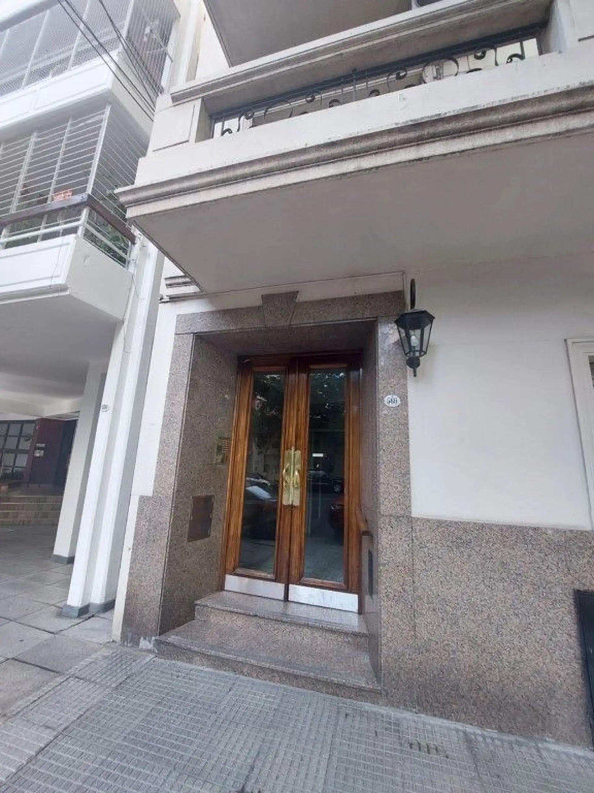 Трёхкомнатная квартира с двумя спальнями в Flores