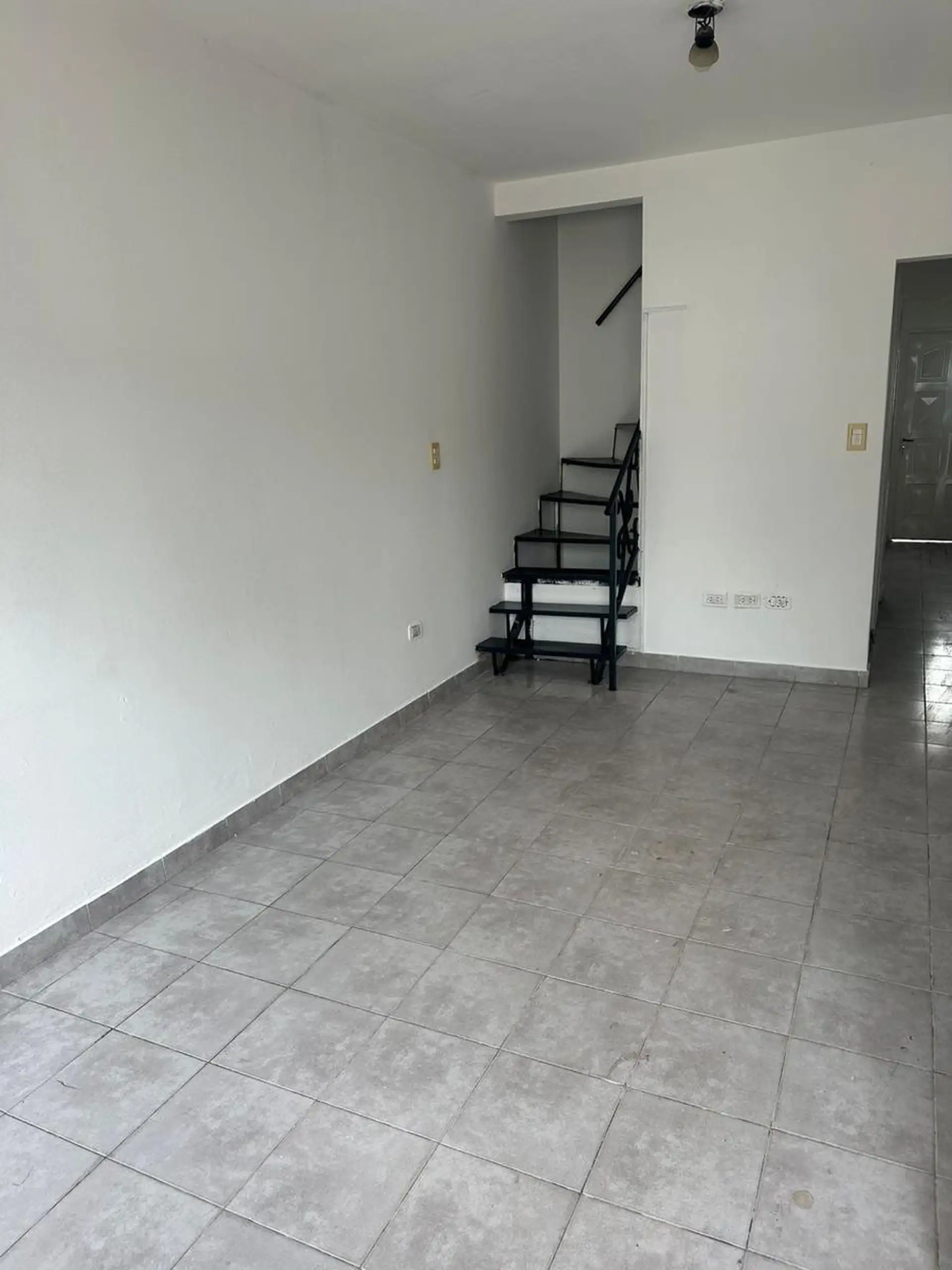 Apartamento duplex de 3 ambientes com pátio em San Justo, La Matanza