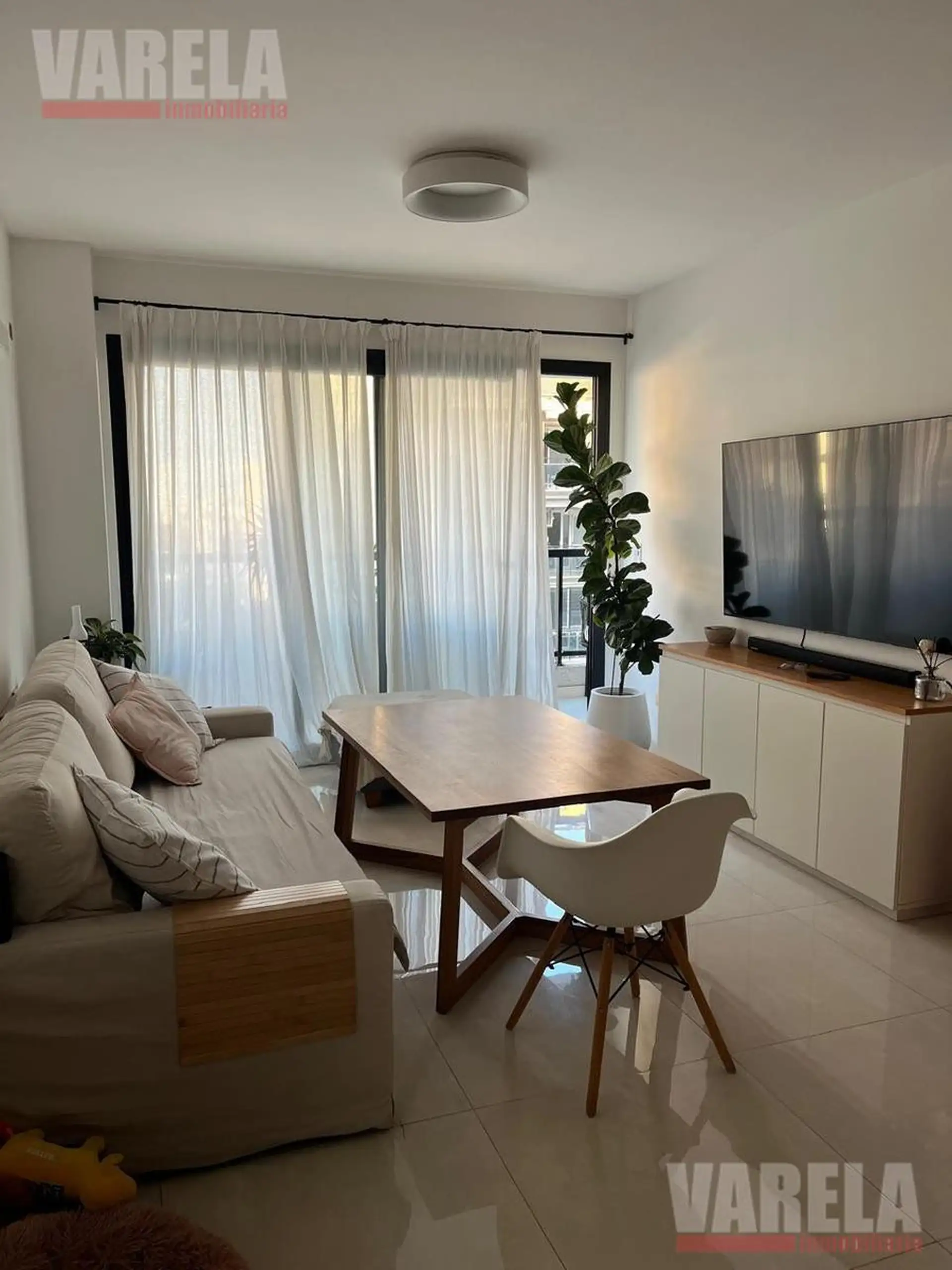 Unfurnished three-bedroom apartment in Flores