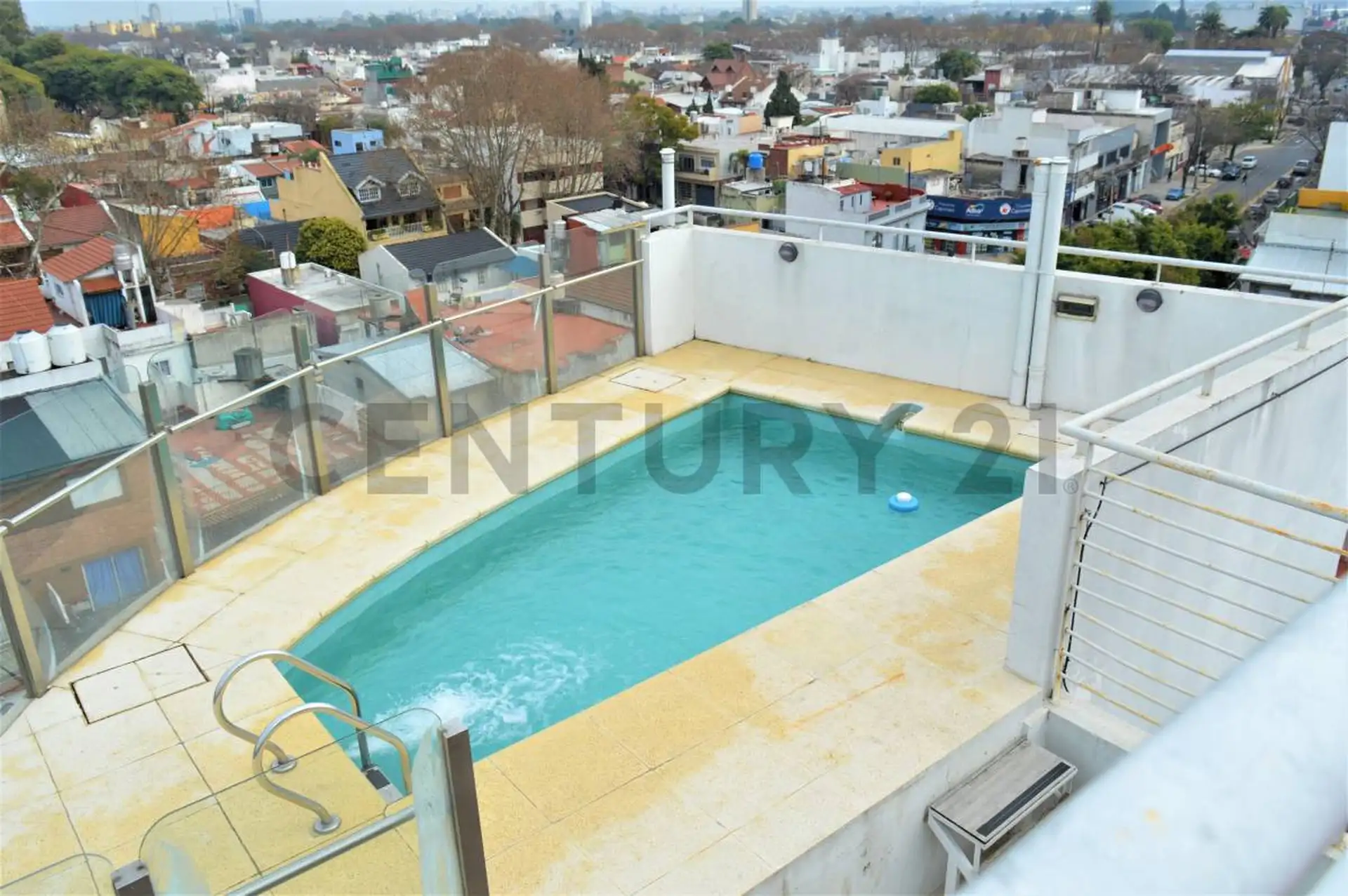 Departamento monoambiente con balcón y patio cubierto en Villa Urquiza