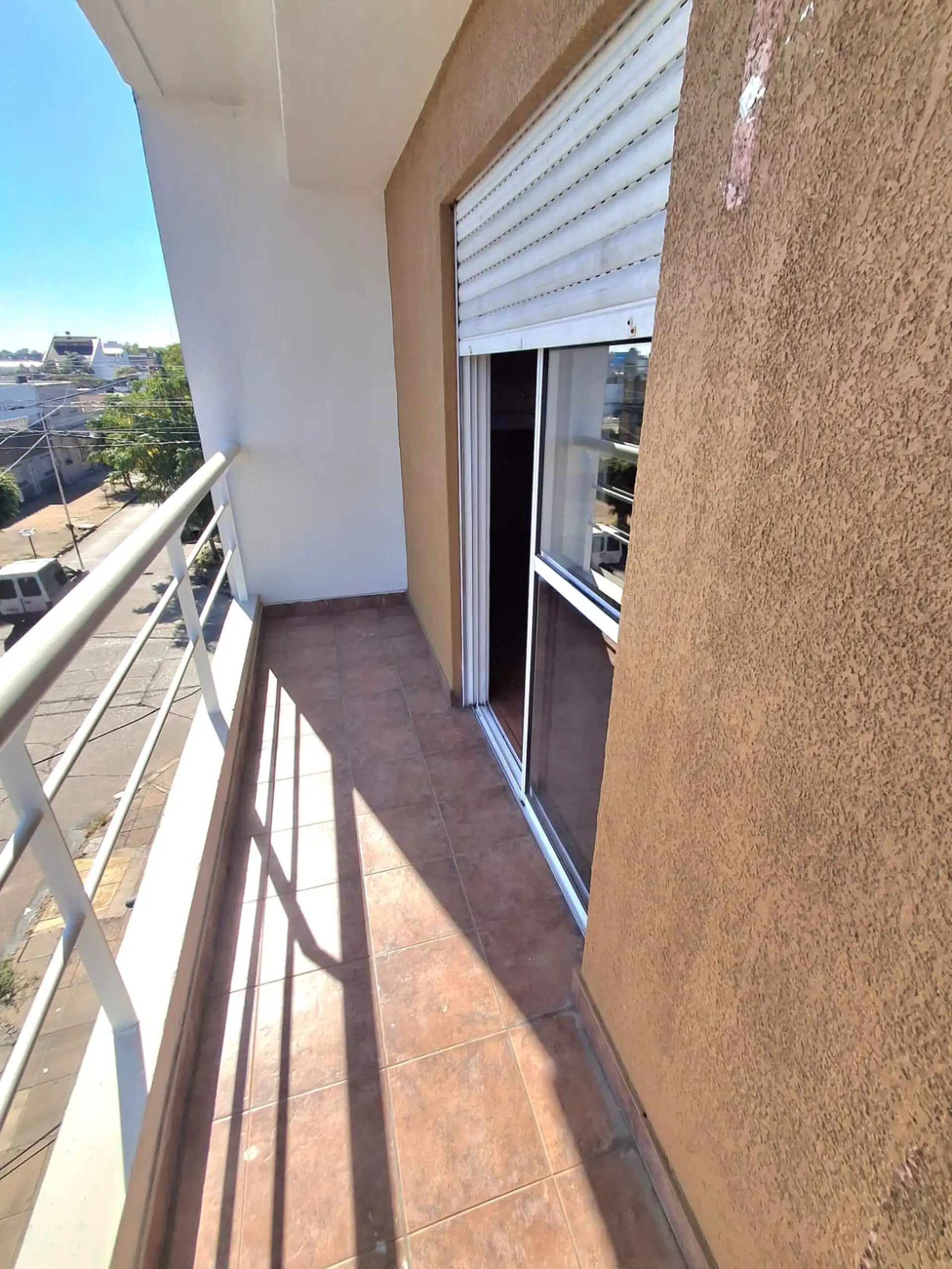 Departamento de 3 ambientes con balcón al frente en Lomas del Mirador