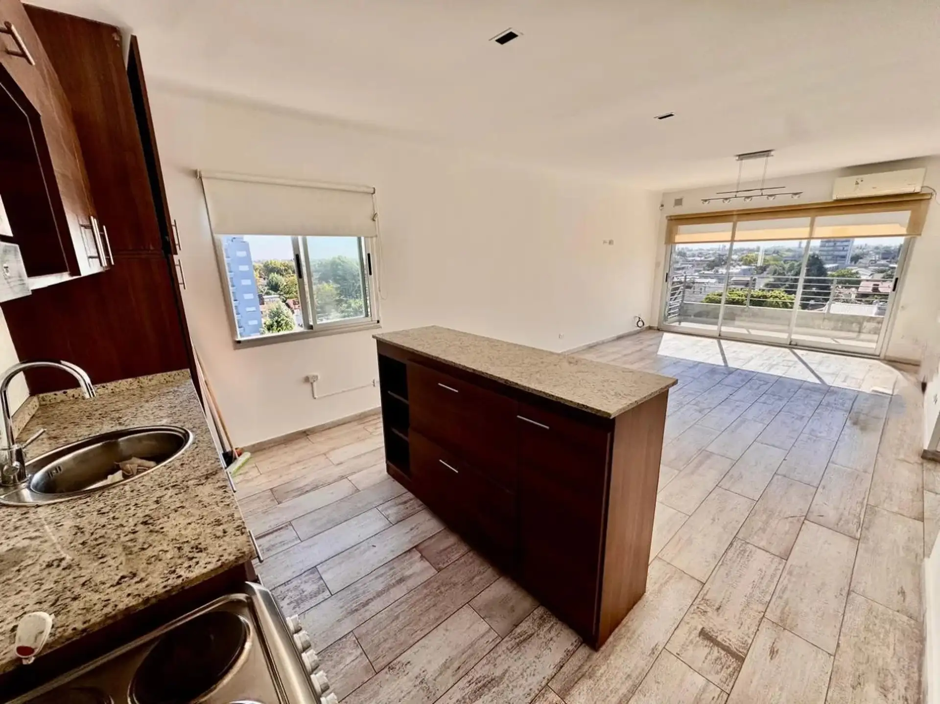 Departamento de 3 ambientes con balcón y cochera en Villa Ballester