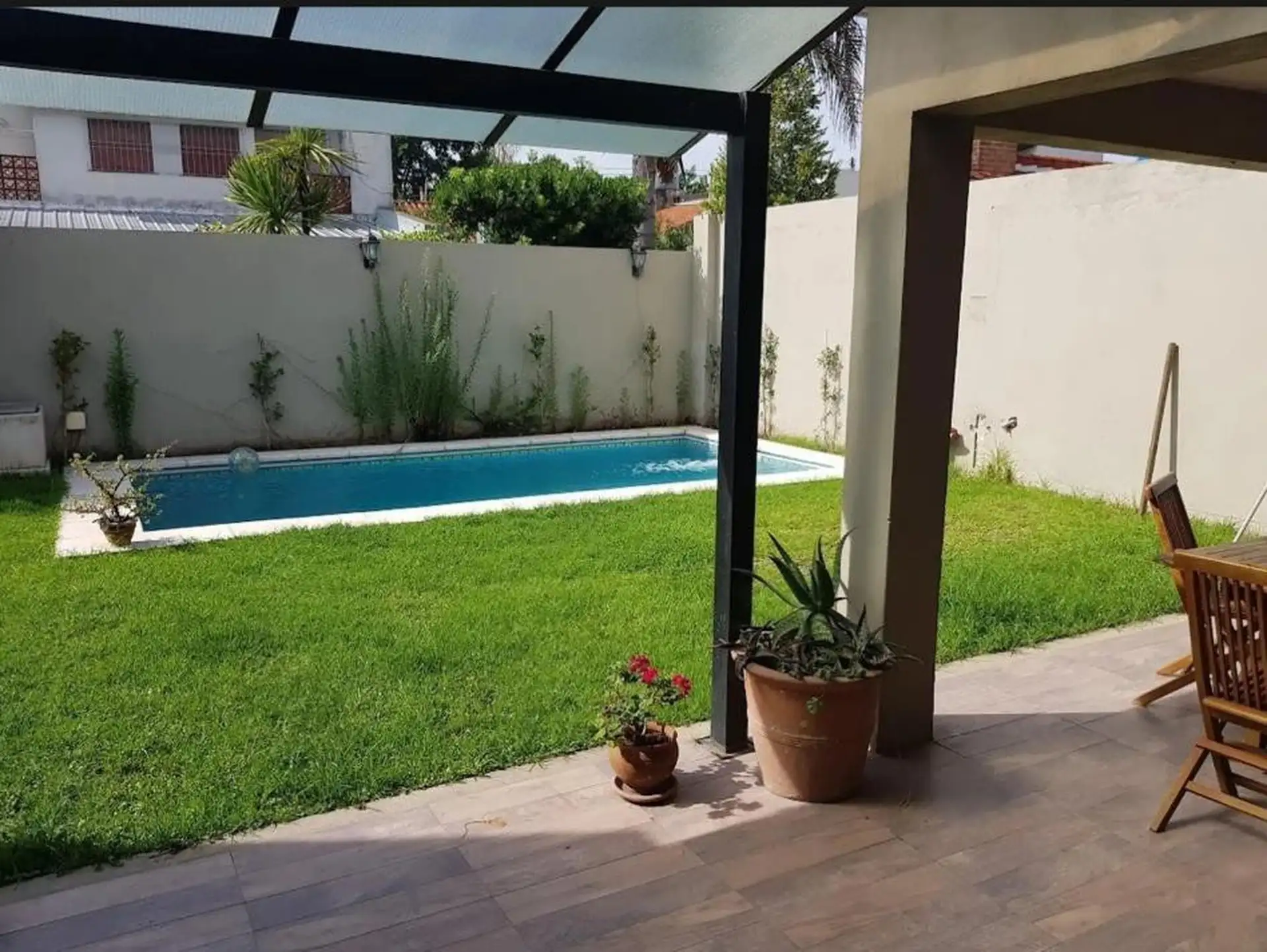 Unfurnished five-room two-storey house in Olivos